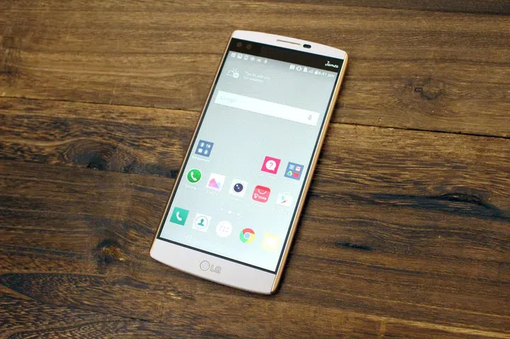 LG V10.