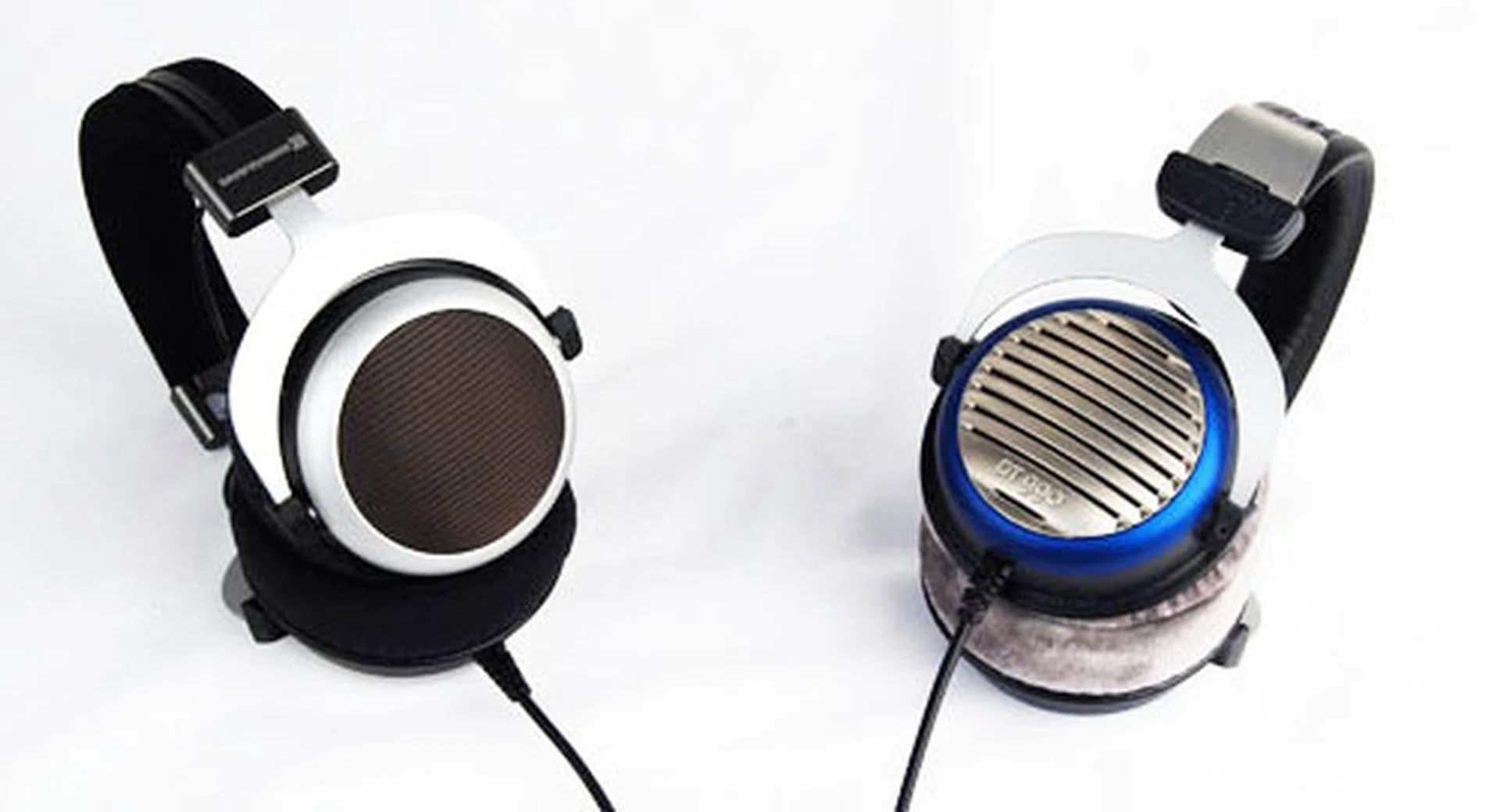 A side by side comparison of the Beyerdynamic T90 (left) and the Beyerdynamic DT990 (right).