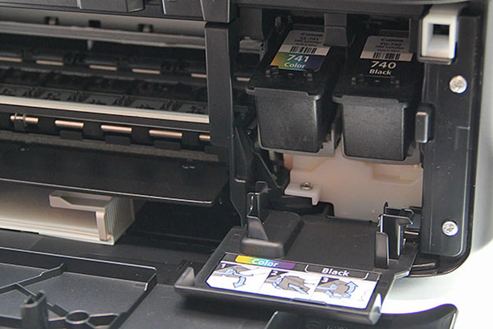 The new Pixma printers adopt a 'fast front' design, which means that loading of paper and replacing of ink cartridges can all be done easier from the front.
