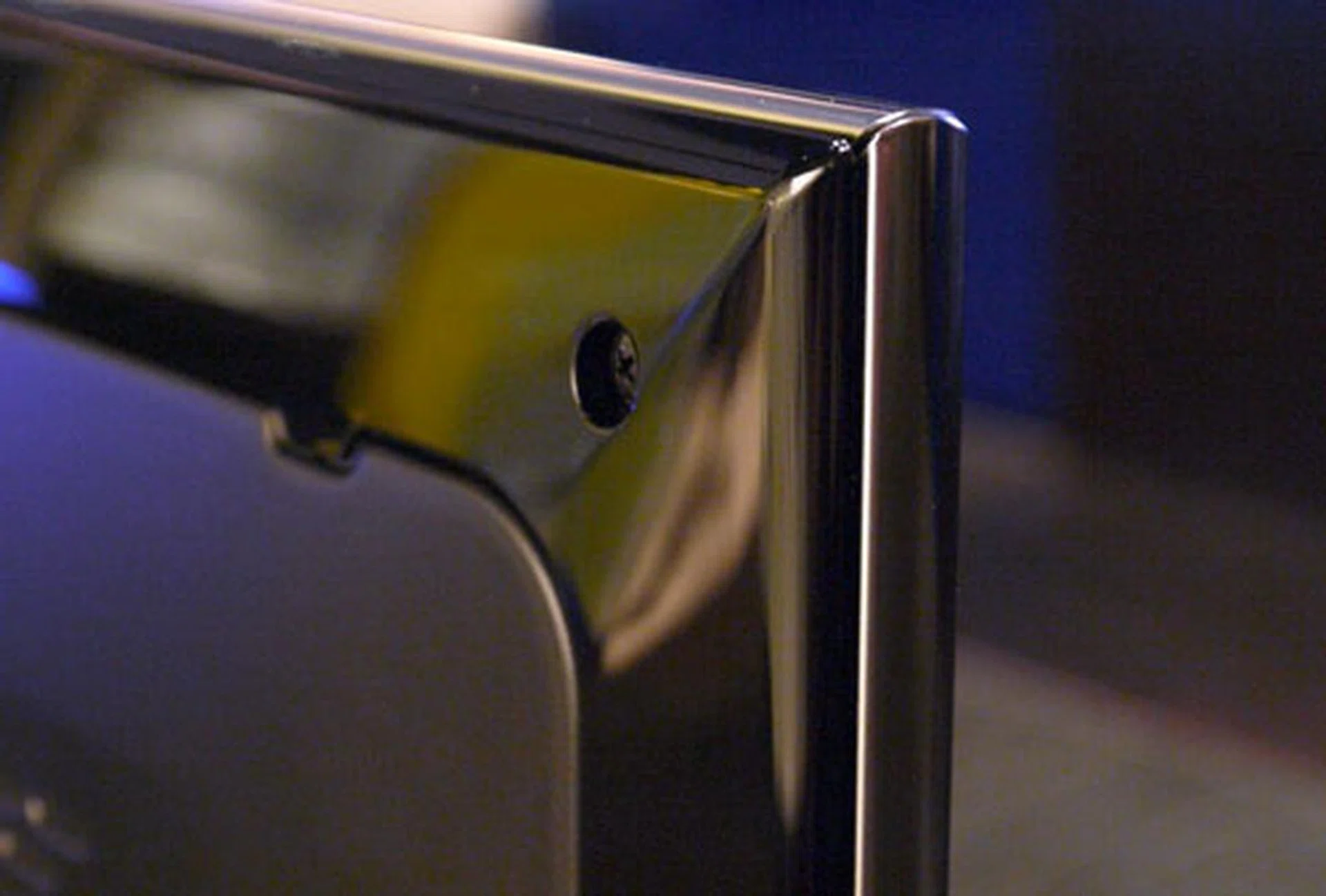A slim depth of 30.8mm ensures this baby's wall-mounting potential although it looks just as good on the bundled stand.