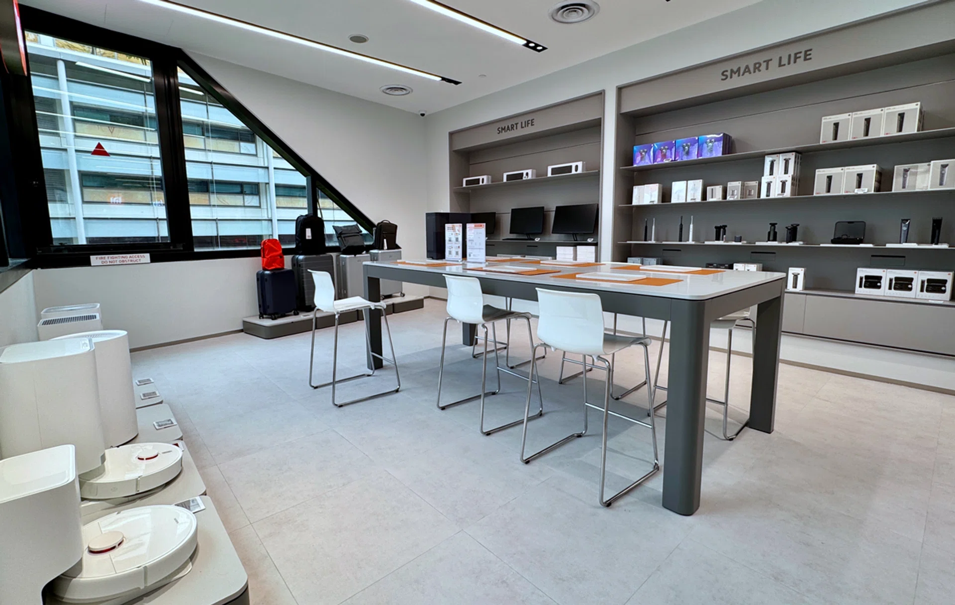 The unboxing station that doubles a resting point for Xiaomi shoppers. Photo: HWZ.