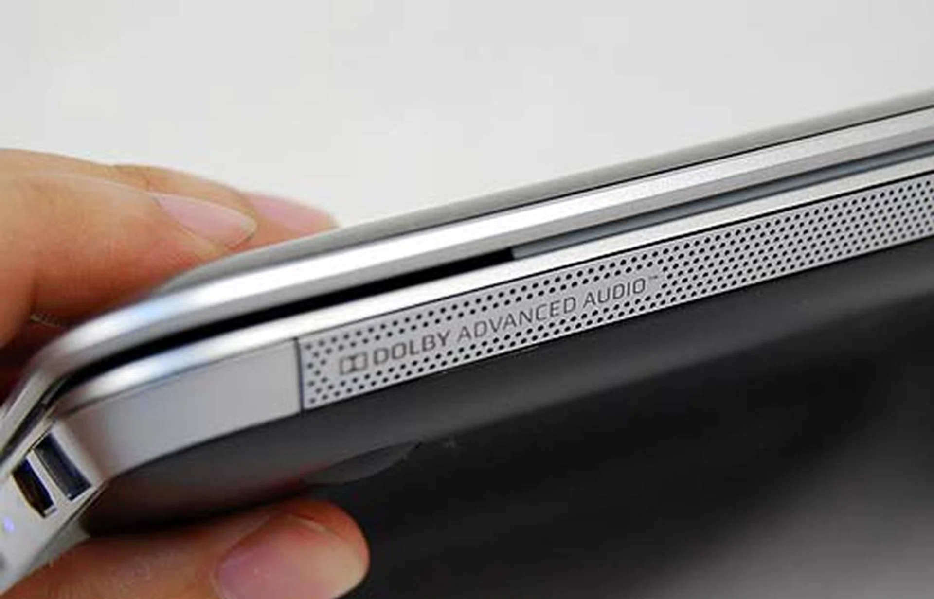 The decent audio experience of the dm1 comes from these speakers placed at the front.