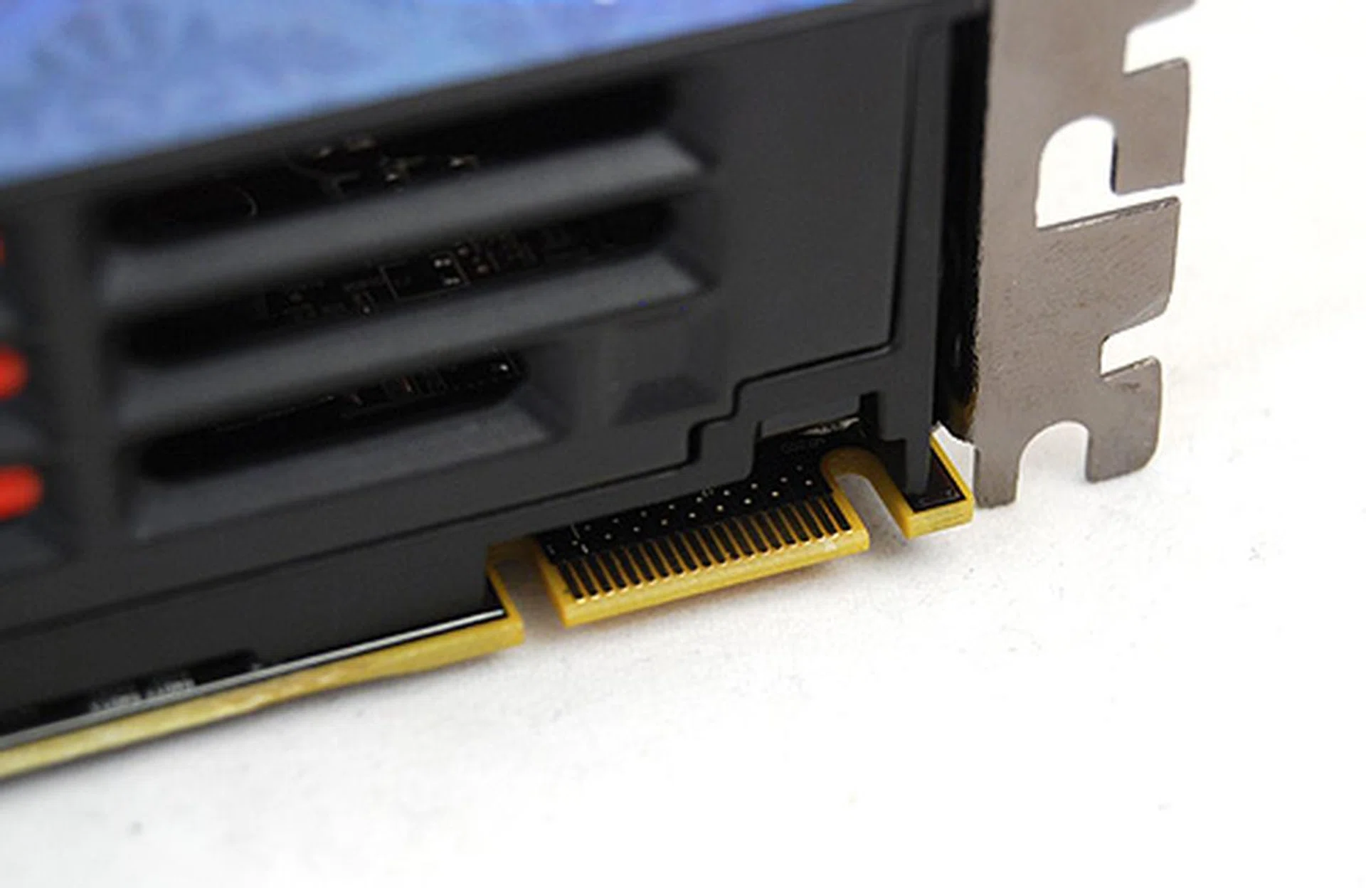 Quite oddly, the Radeon HD 6870 comes with only a single CrossFireX connector, which means only 2-way CrossFireX is possible. Even the really mainstream Radeon HD 5770 could do 4-way CrossFireX. Looks like cost-cutting measures are taking hold.
