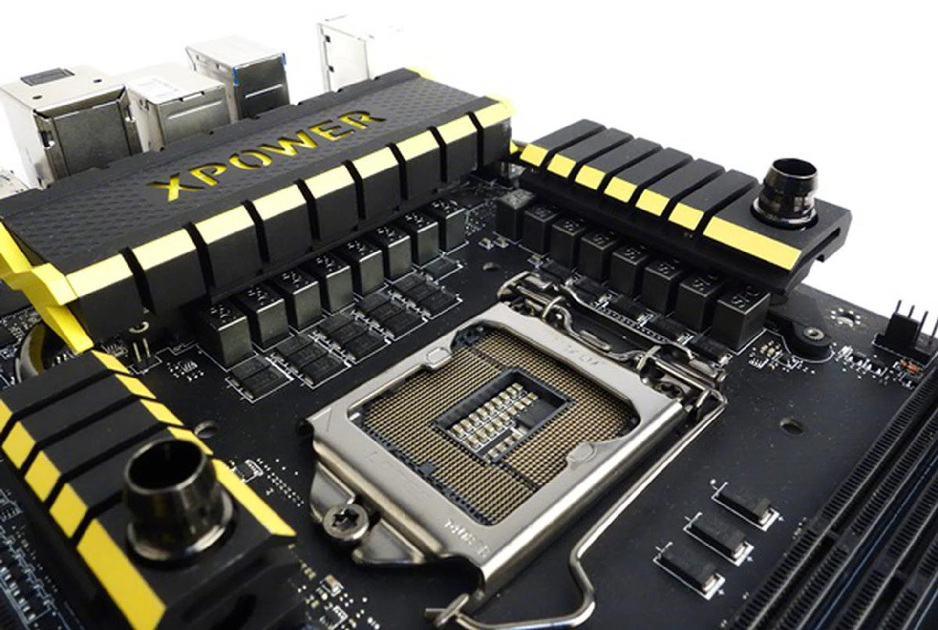 The two heatsinks, which are located behind the SFCs, provide cooling mostly for the upgraded DrMOS MOSFETs.
