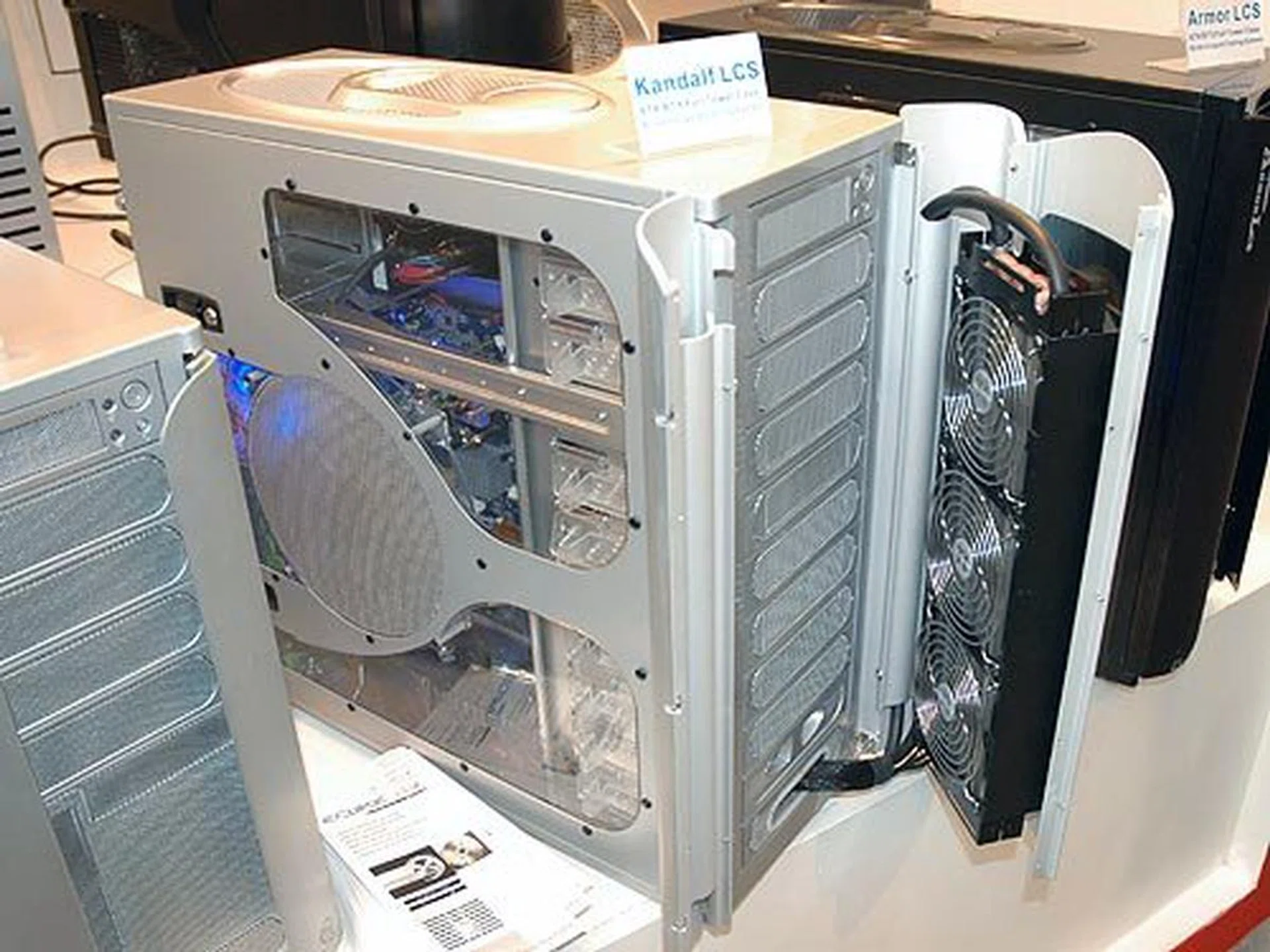 The Kandalf LCS is similar to the Armor LCS since it too comes with its own liquid cooling system. With this super tower case, you'll get a CPU waterblock (supporting both AMD and Intel sockets), a large radiator with three 120mm fans, a DC12V water pump with tank and transparent UV tubes. The chassis comes with a 120mm and 90mm rear exhaust fans and a 90mm top exhaust fan. The Kandalf LCS comes with nine 5.25-inch external bays, two 3.5-inch external bays and six 3.5-inch internal bays.