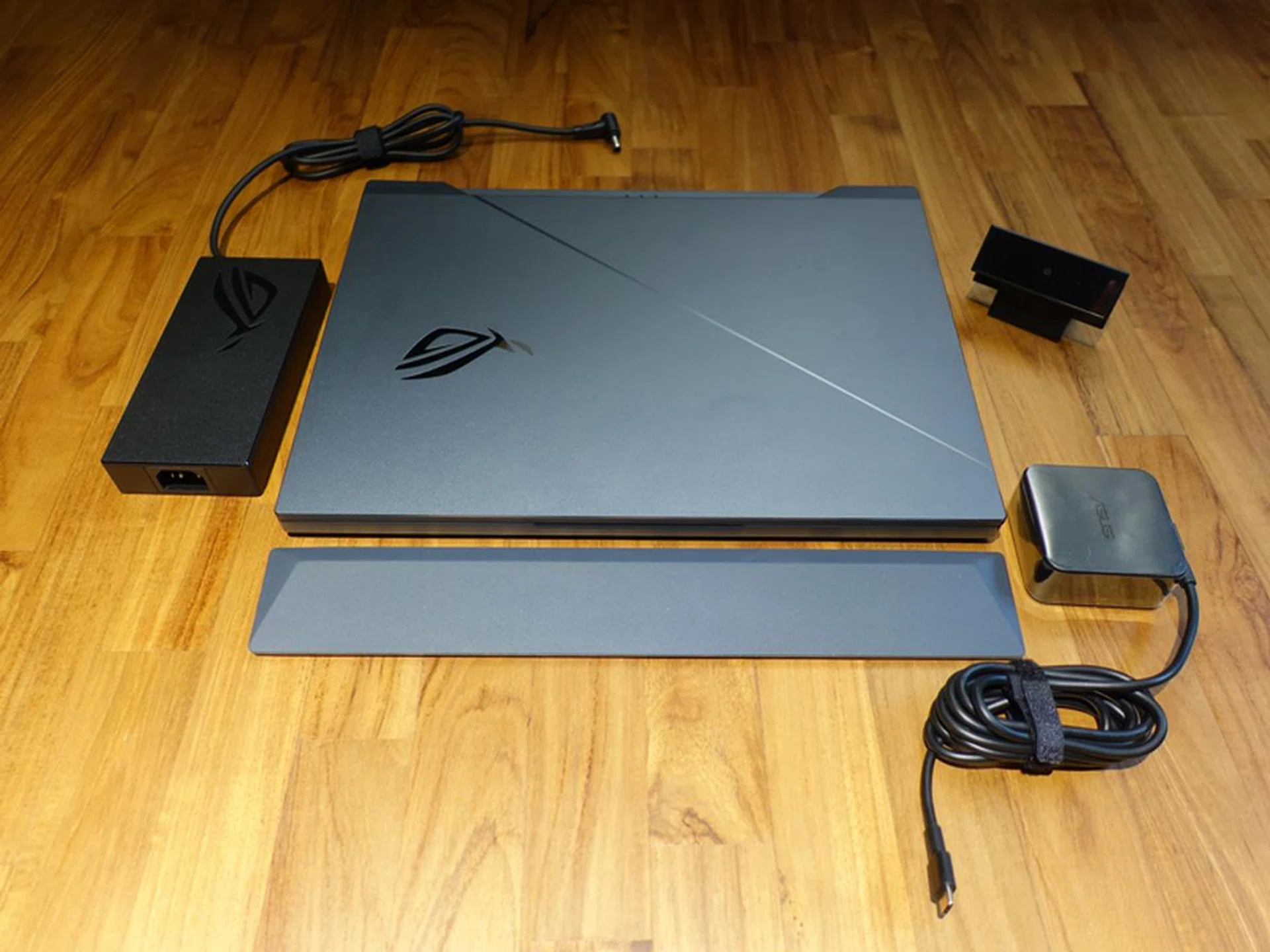 The ROG Zephyrus Duo 15 comes with an external ROG Eye USB webcam that records at 1080p at 60fps, and even a smaller portable 65W USB-C power adapter.