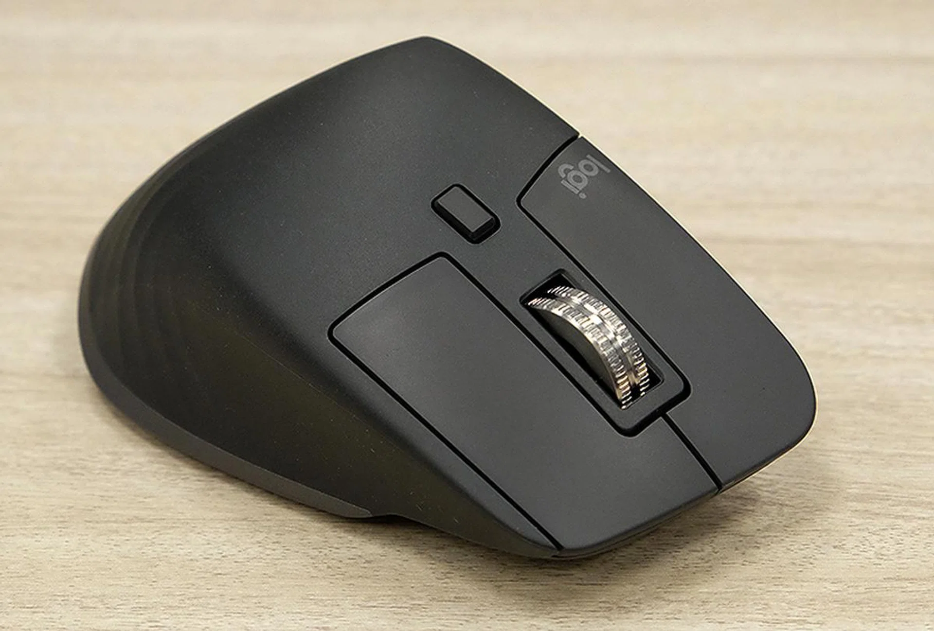 The main scroll wheel is machined out of steel and uses magnets to control its function.