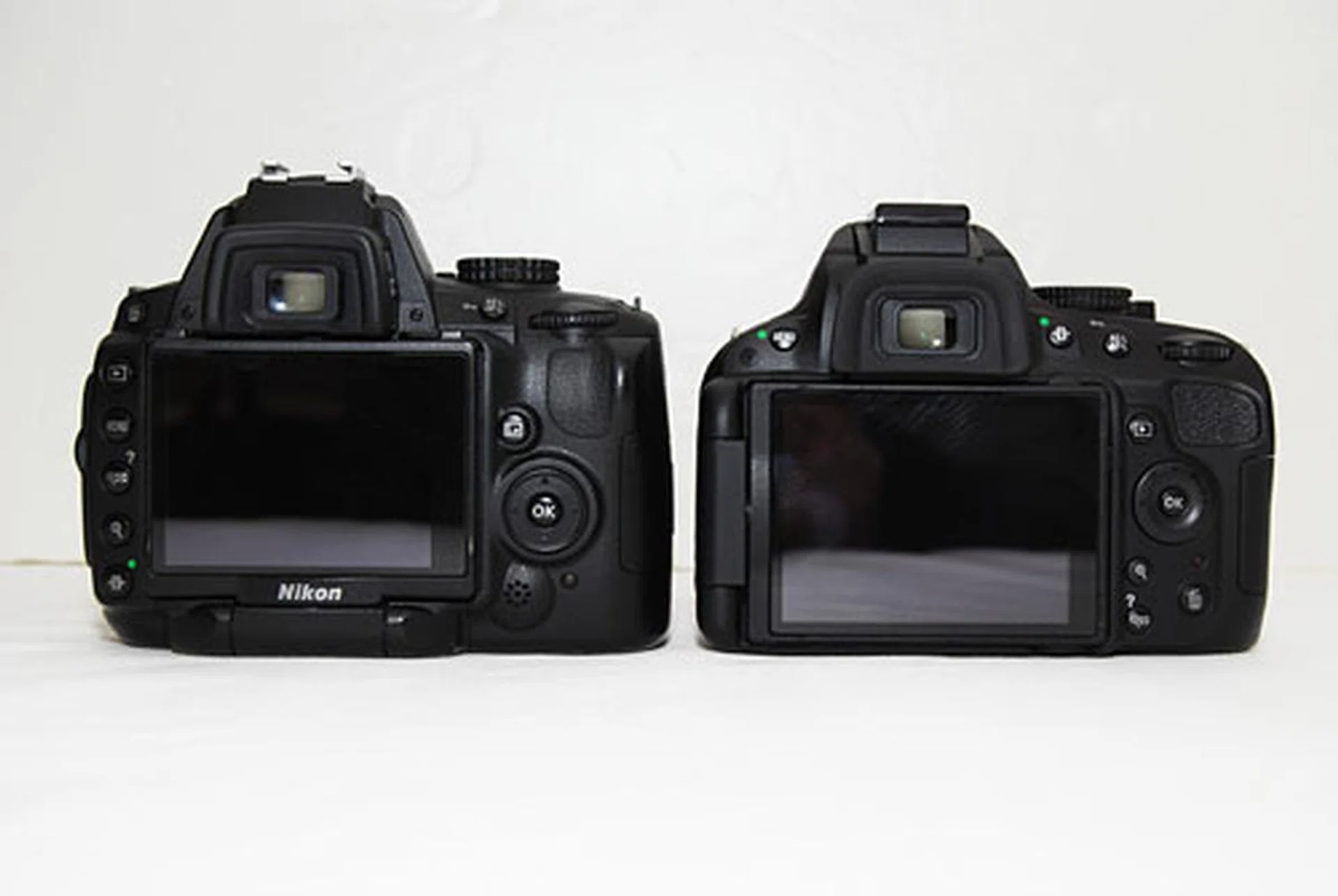The back of the D5000 (left) in comparison with the D5100 (right).