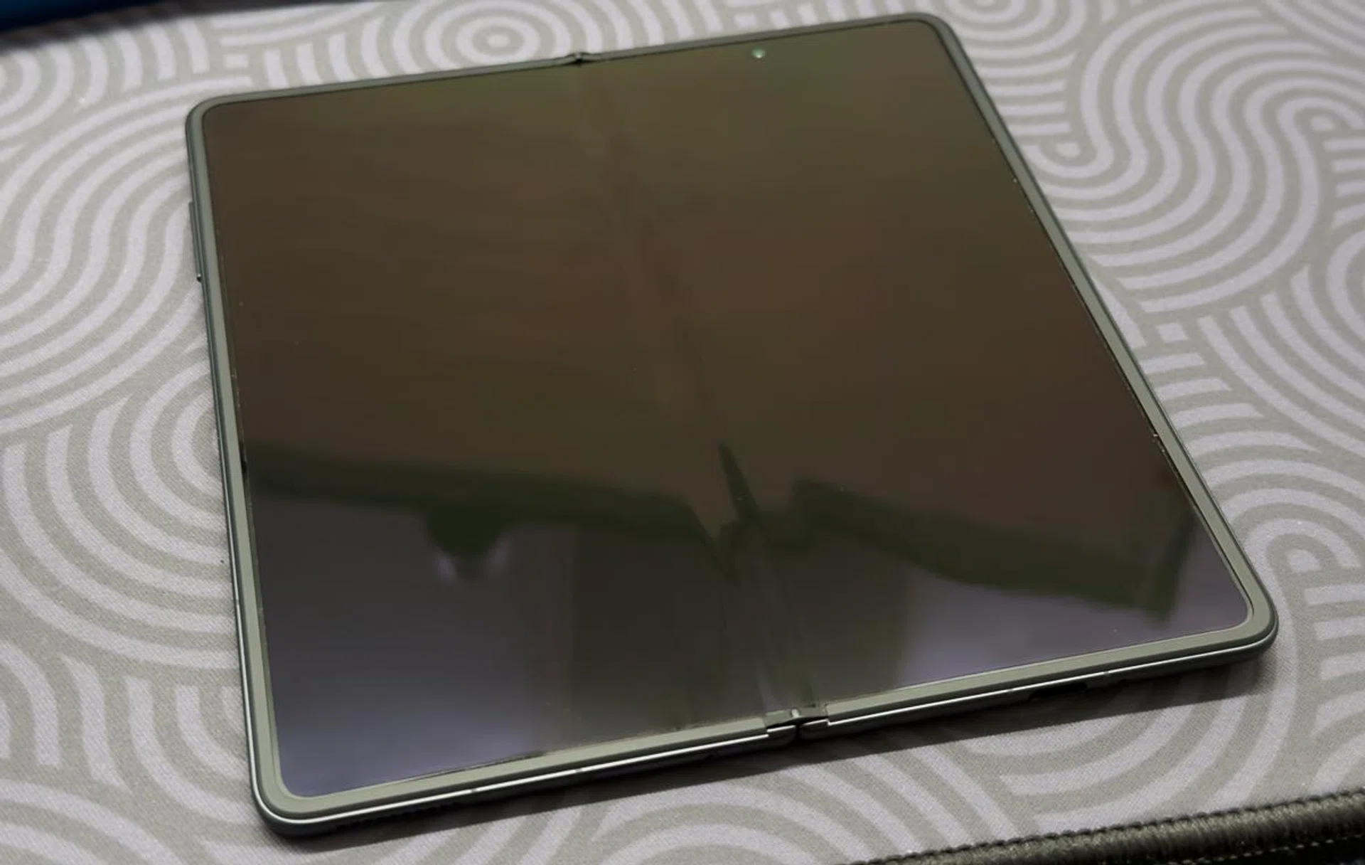 Visible crease, but only at an angle. Photo: HWZ.