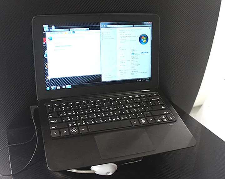 Thanks to its use of carbon fibre, not only it is light, the carbon fibre weave makes it look incredibly sexy too.