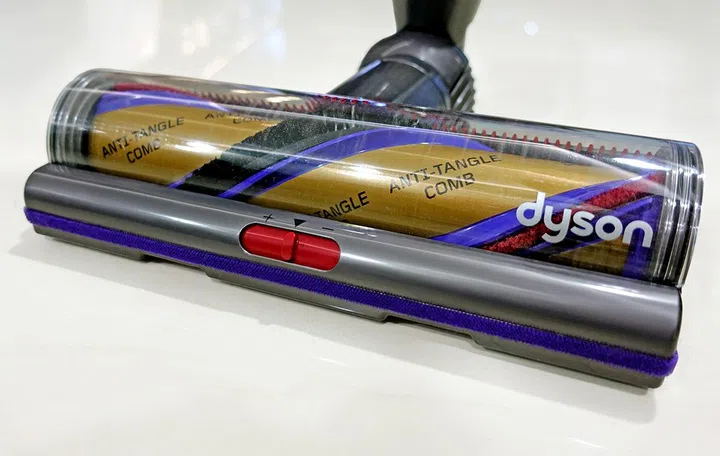 All Dyson V15 cordless vacuum comes with the new Digital Motorbar cleaner head, which comes with a de-tangling comb that automatically clears hair from the brush bar. 
