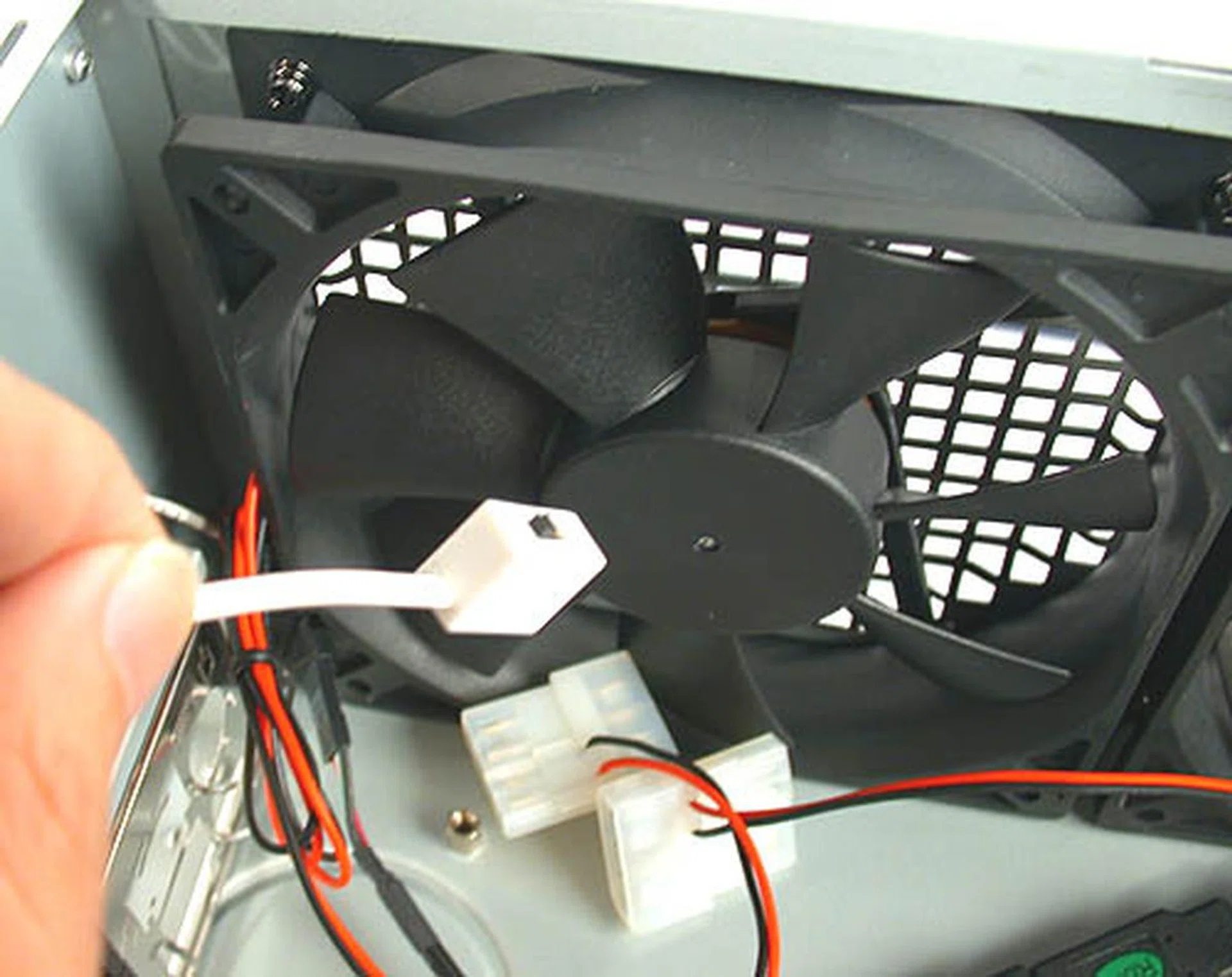 Two 120mm TriCool fans provide the main airflow for the Fusion. Their speeds are adjustable with the white switches and there are three speed grades, from Low to High. According to Antec, the noise output varies between 25 - 30dBA, which is very quiet.