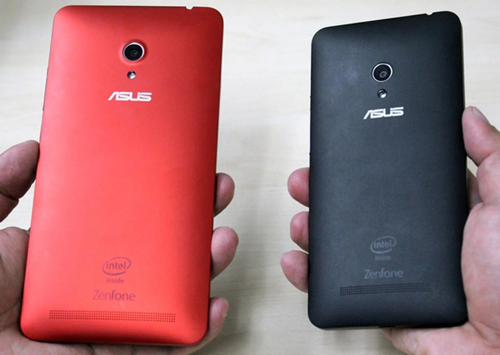 We really love the finishing on the rear of the ASUS ZenFone 6 (left) and ZenFone 5 (right).