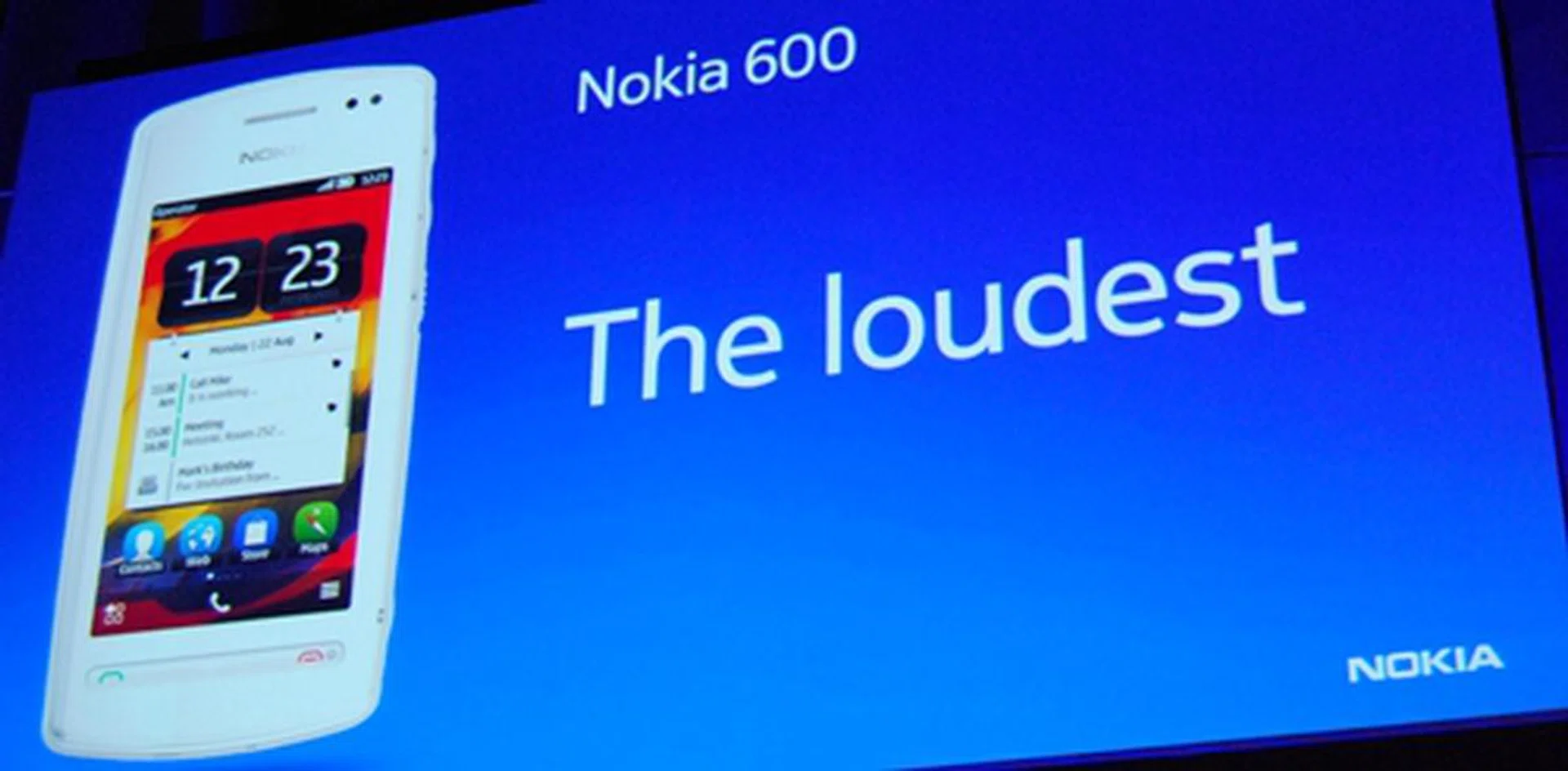 You certainly do not want the whole world to hear your private conversations or playlists in public areas with the Nokia 600.
