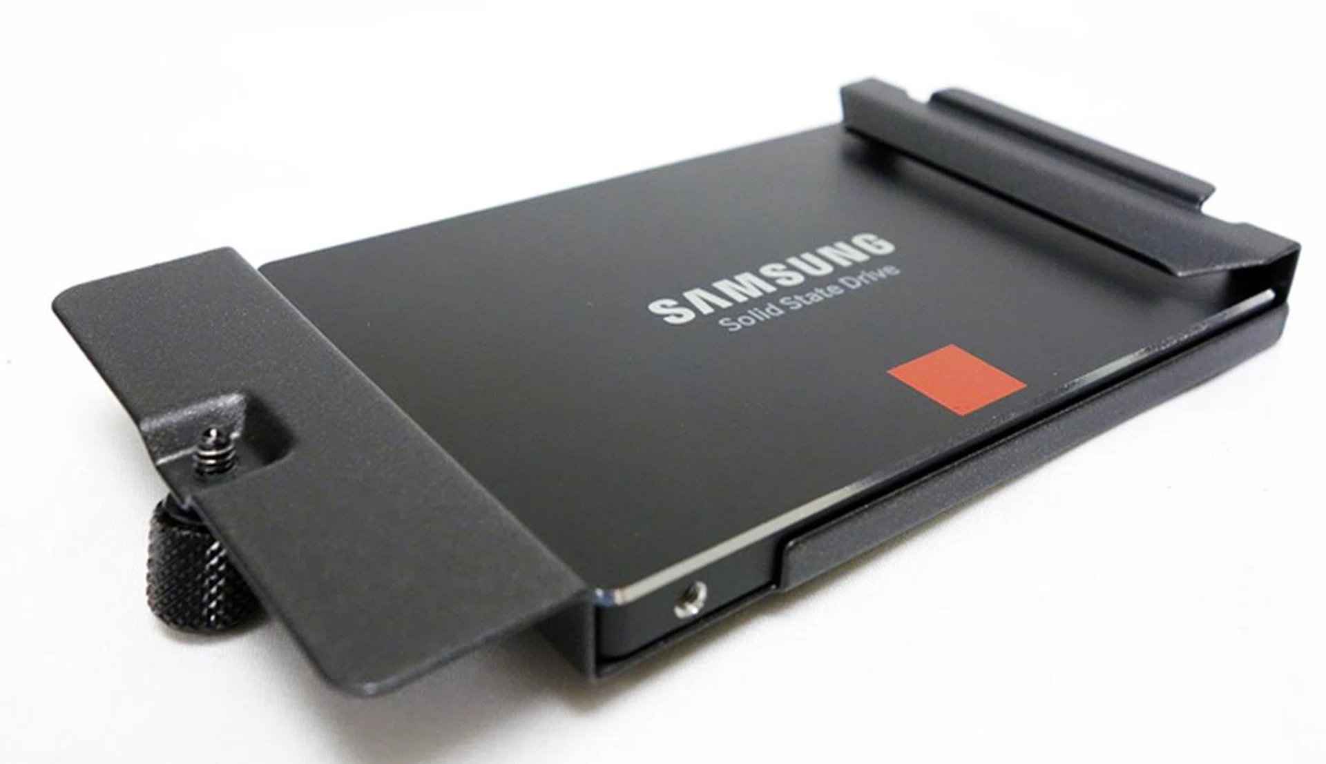 We mounted our SSD onto the adapter and secured it with mounting screws. The adapter can be mounted just below the motherboard, or behind it, right below the CPU cooler cut-out.