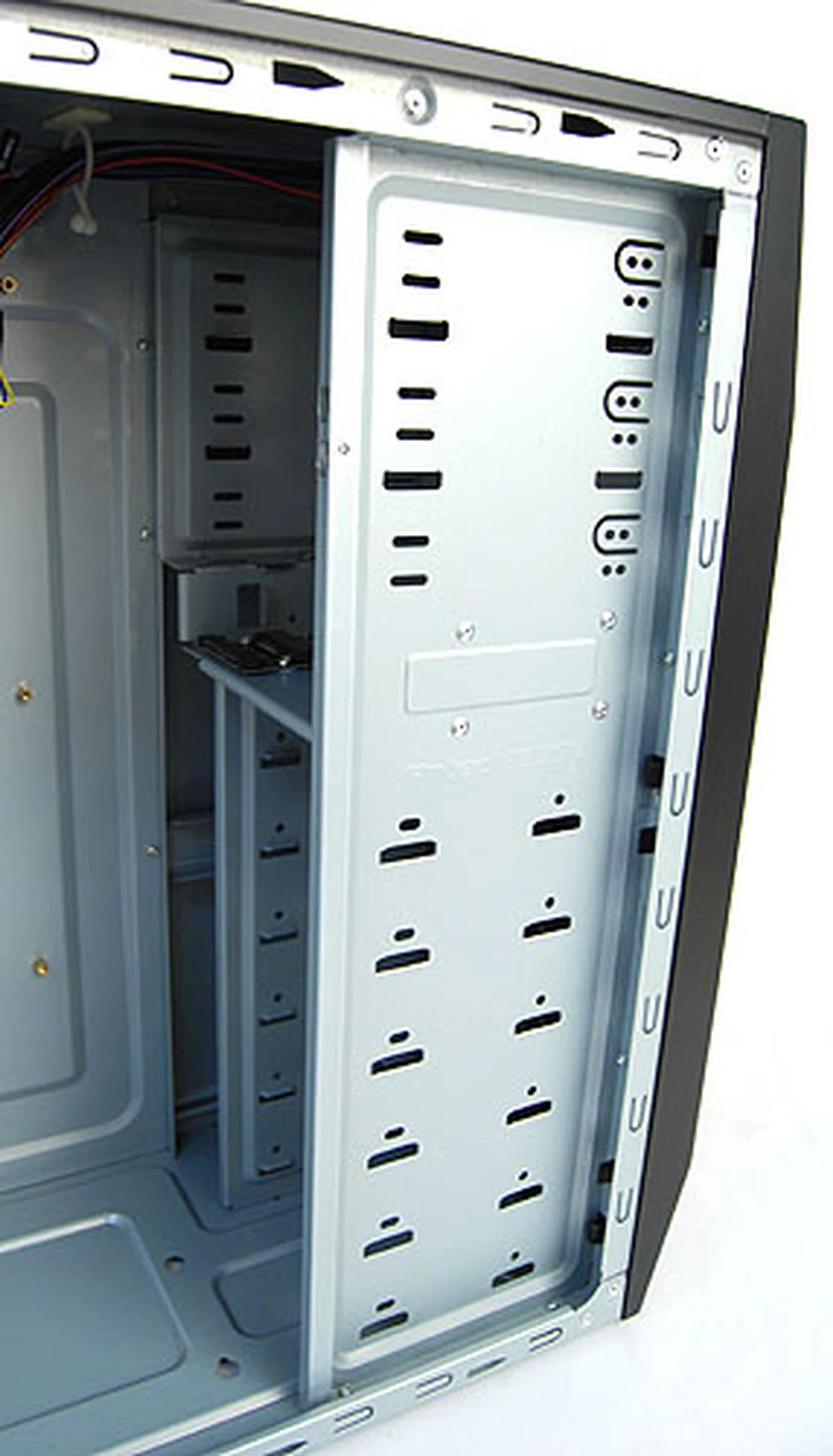 The drive bays are desperately standard, you'll need to bring out your trusty screwdriver to install your optical drives and hard drives.