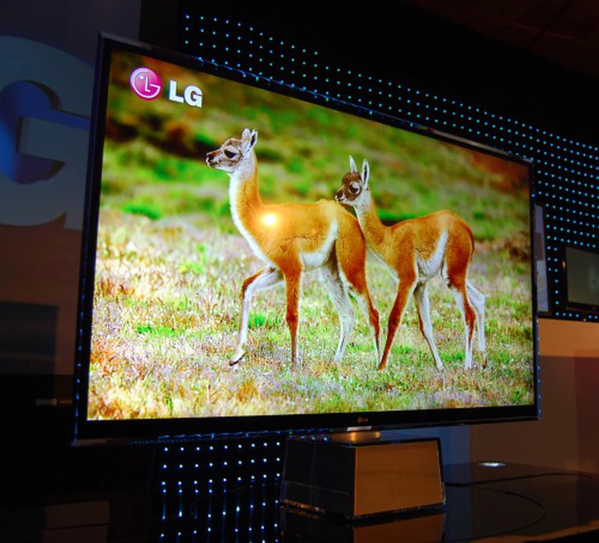 Among the most captivating and breathtaking of LG's announcements this morning is this prototype LED-backlit TV. What's so special? The entire panel is no thicker than 1cm!