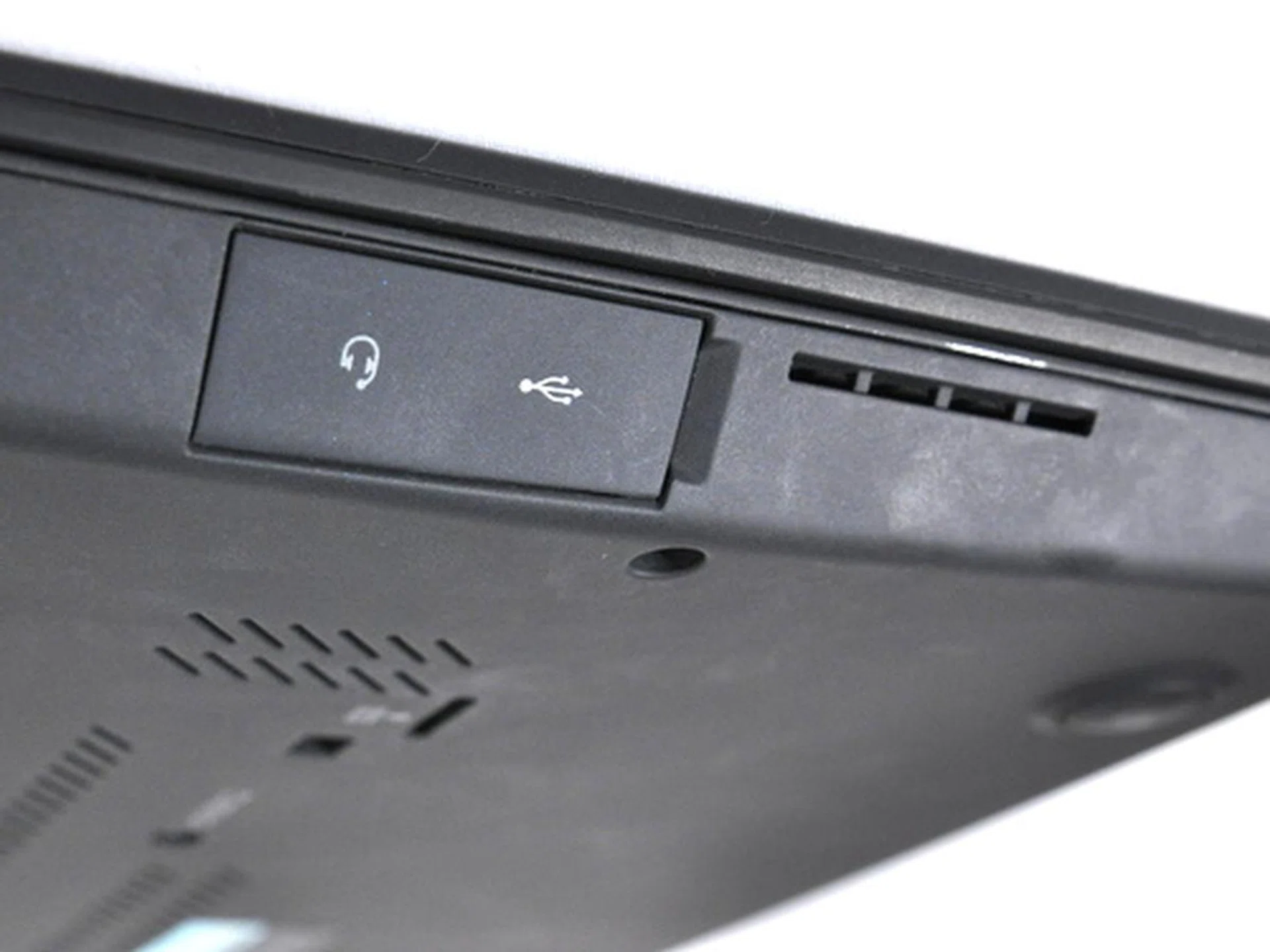 On the left, you have the audio jack and a USB 2.0 port. You won’t be able to have quick access but at least they will be well protected, and it adds to the unit’s sleek look.