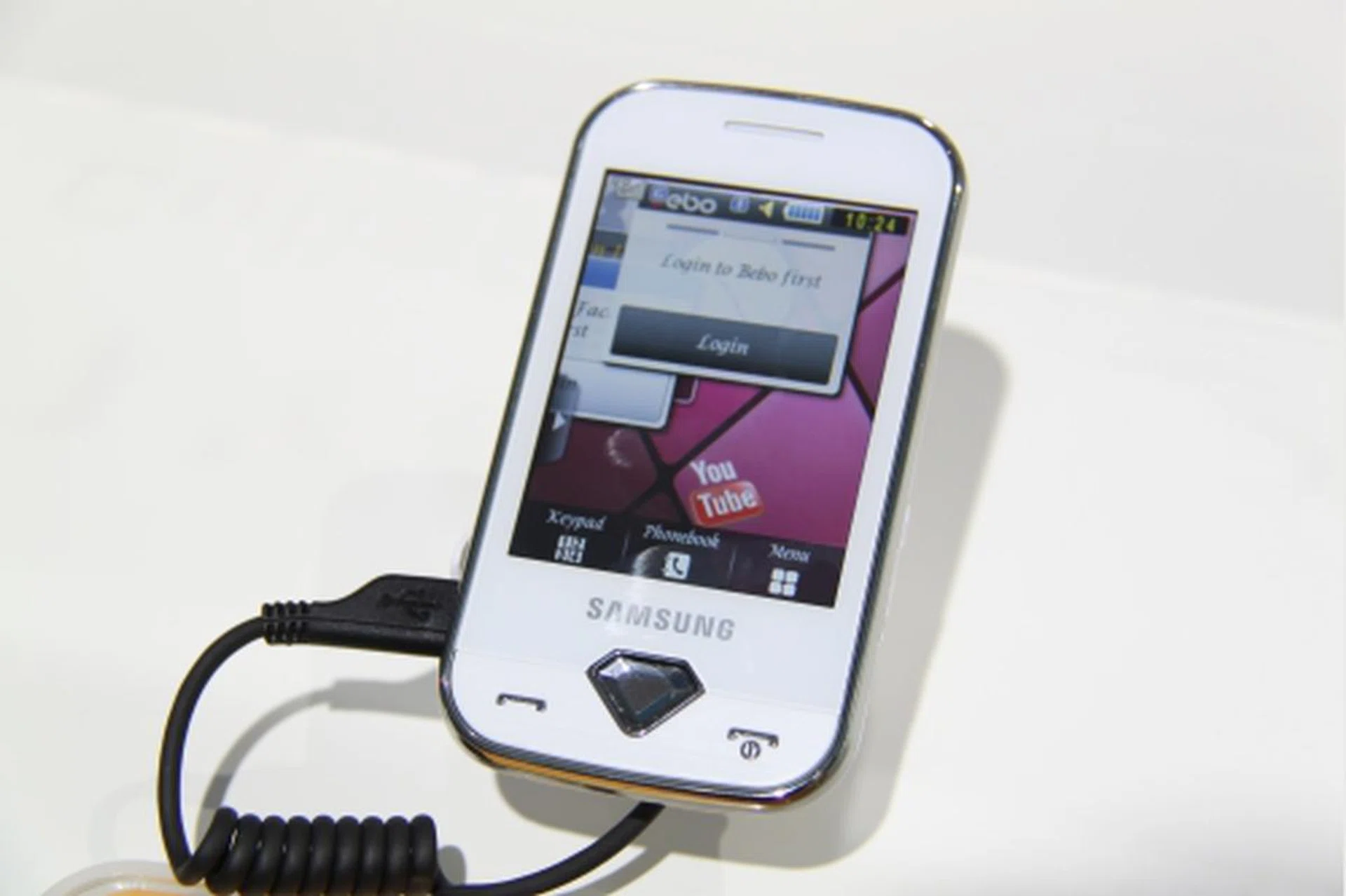 Here's the second Diva phone (S7070) which has a 3-inch WQVGA screen, 5-megapixel camera and a diamond-shaped jeweled button.