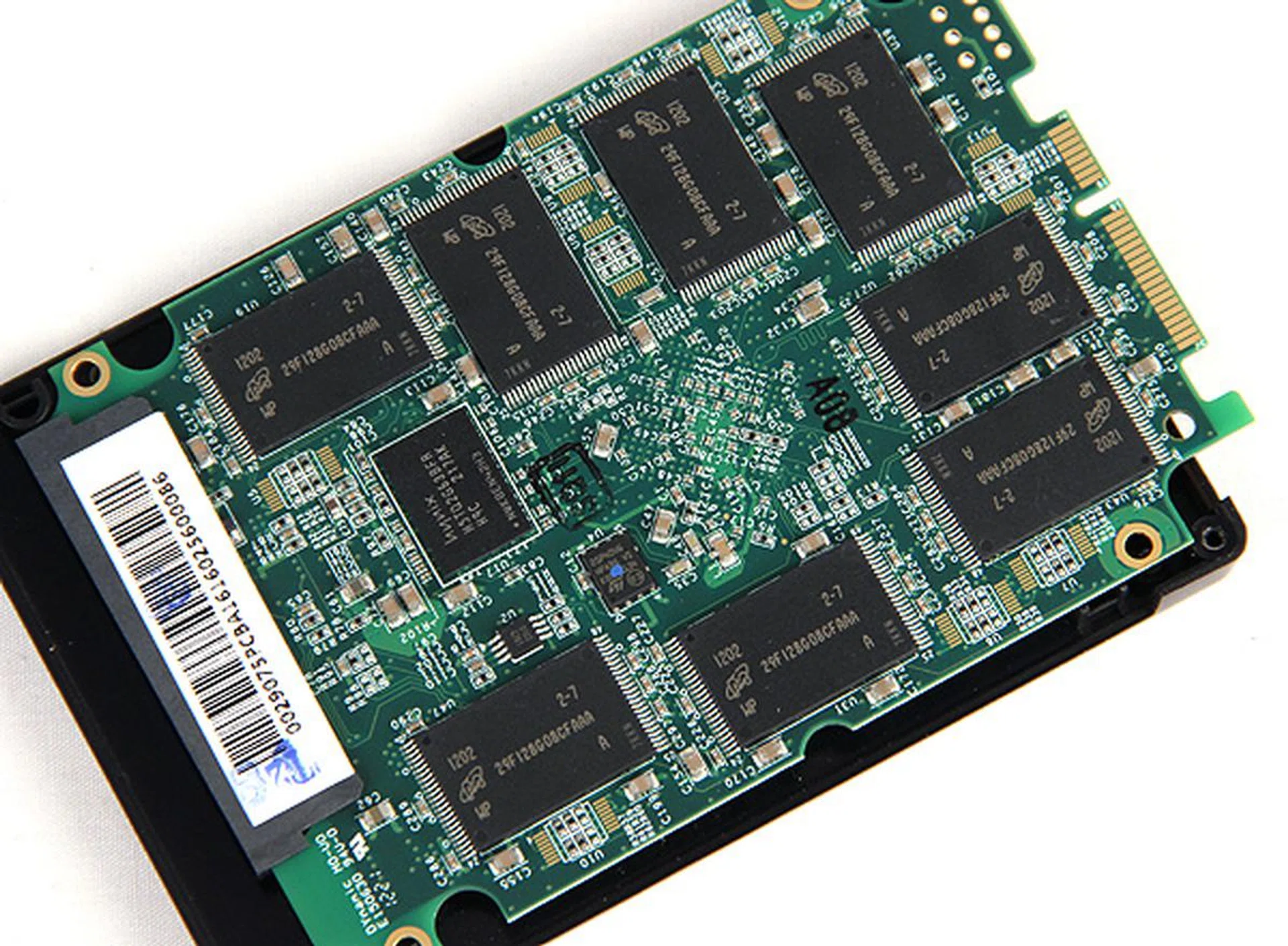 Flipping the PCB over reveals an additional eight NAND chips and another 256MB Hynix cache chip.
