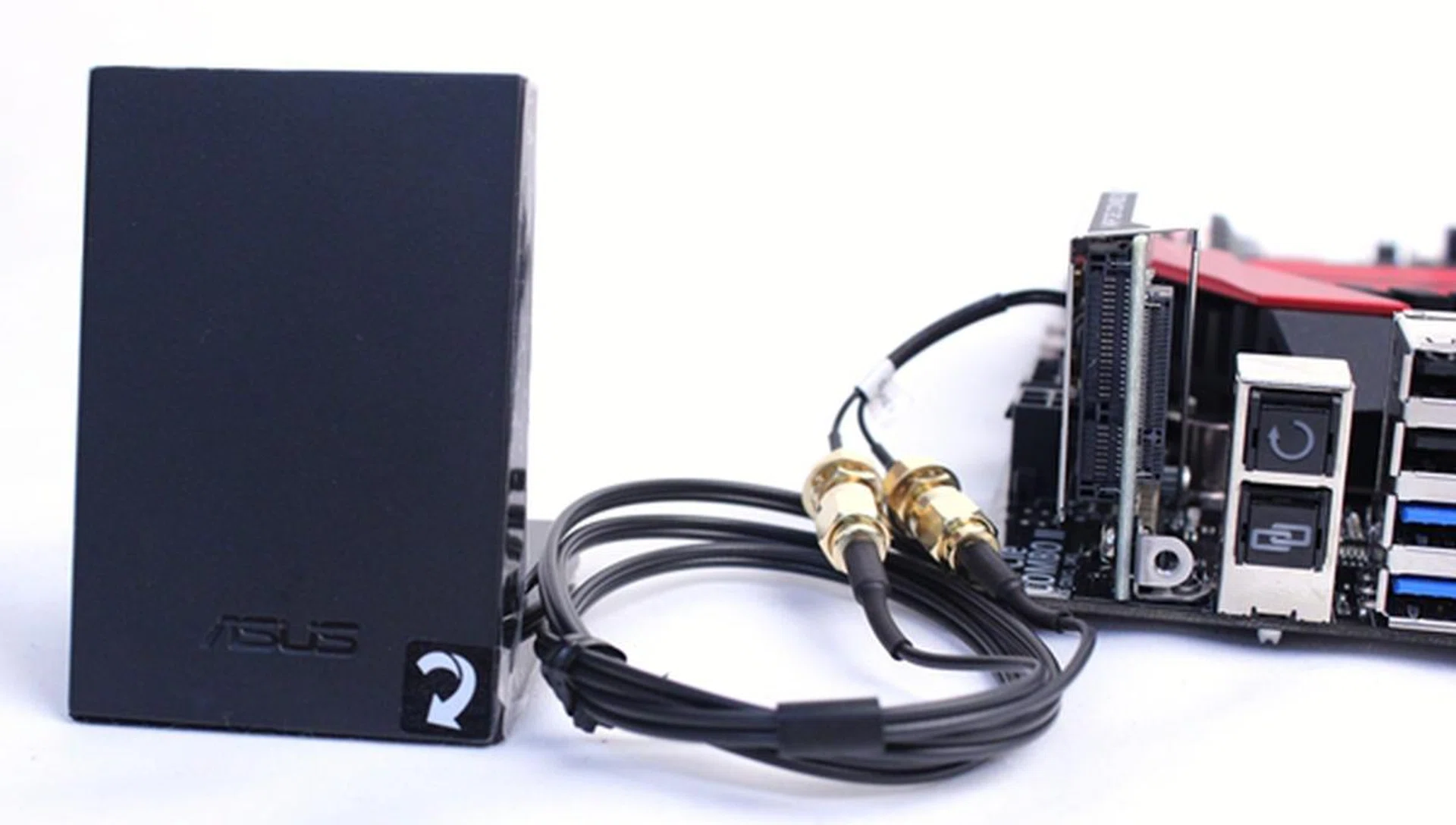 The ASUS 2T2R dual band Wi-Fi moving antenna is attached to the mPCIe Combo II expansion card.