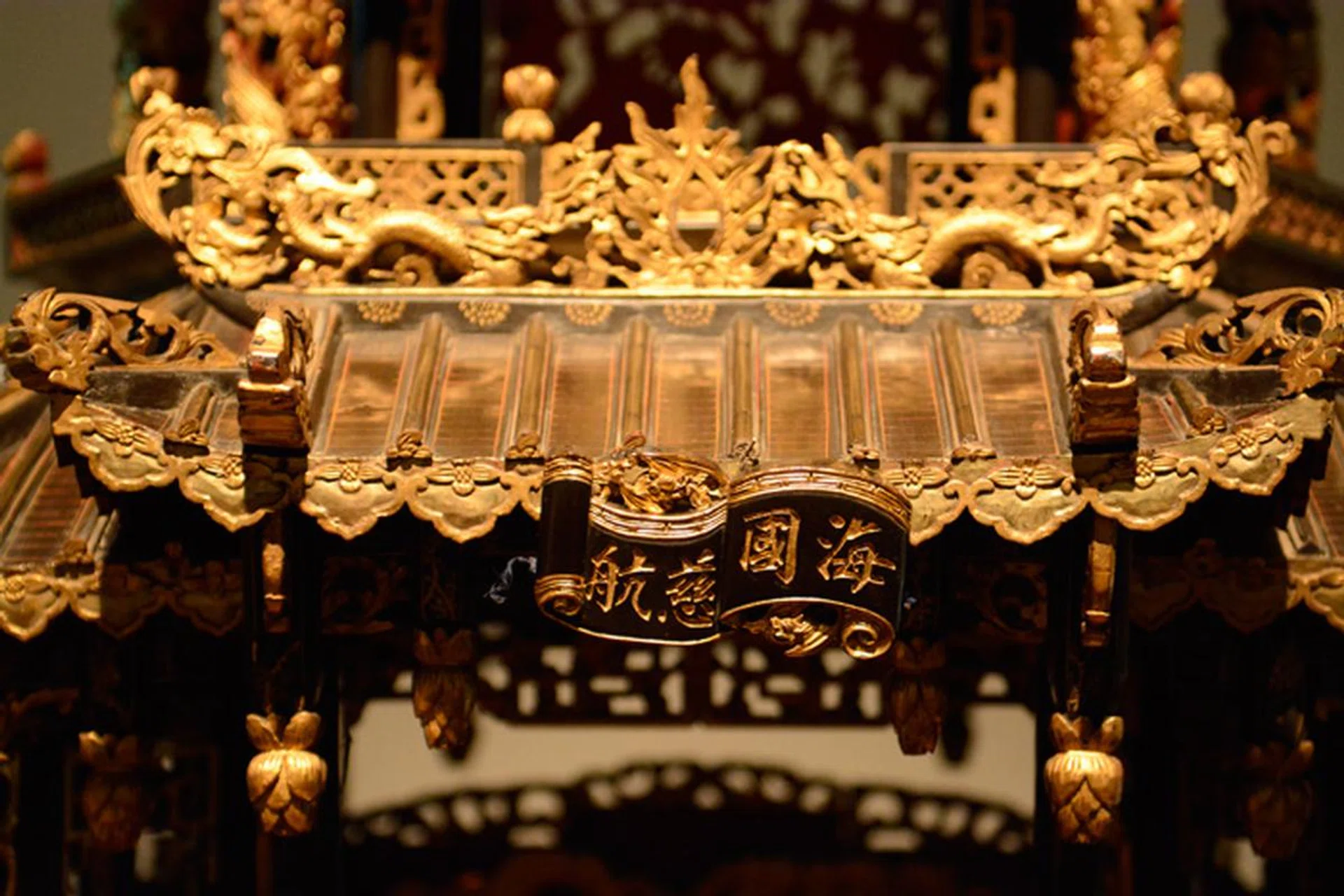 f/2.8 at 56mm, 1/100 sec, ISO 3200.