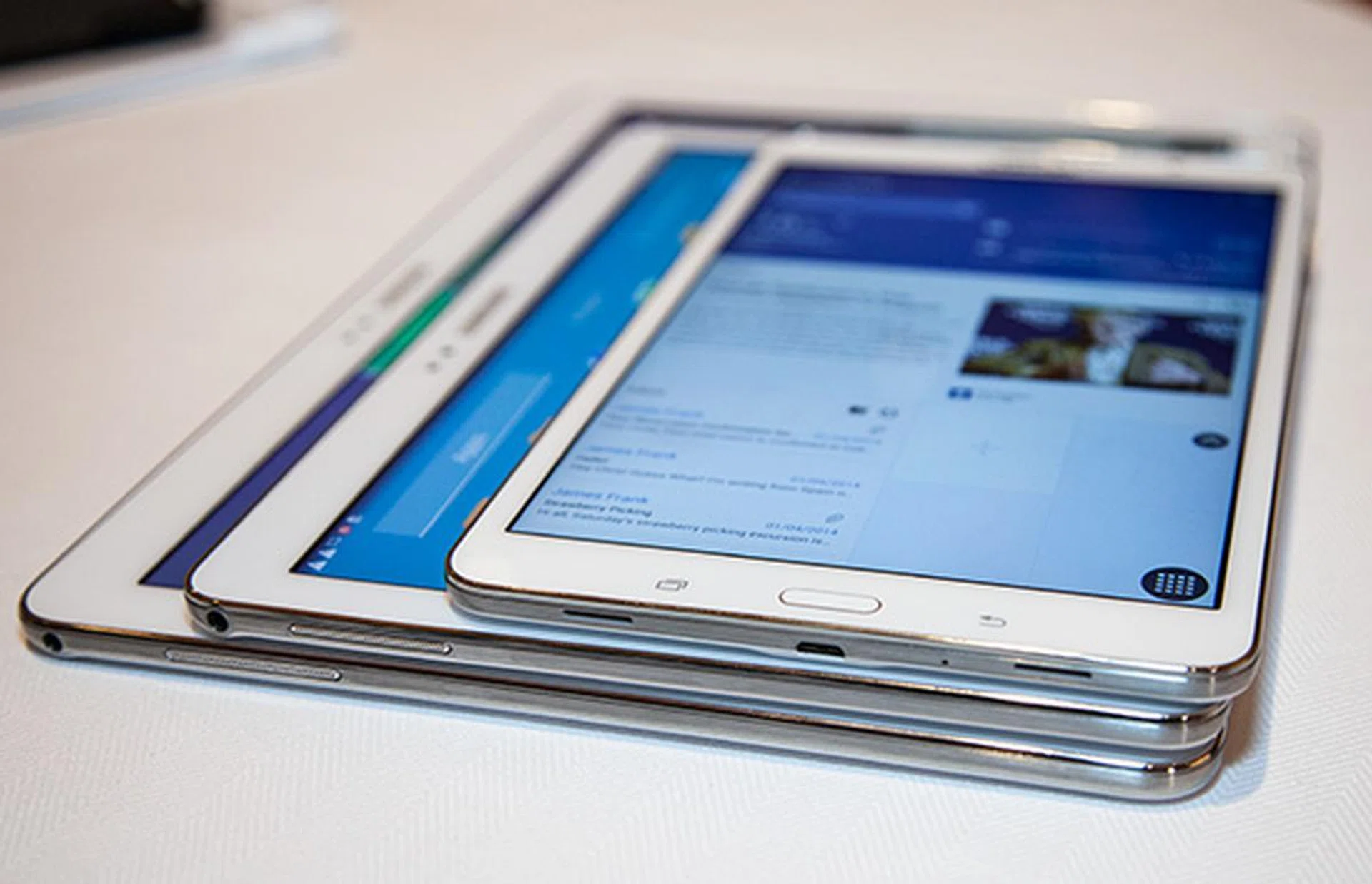 Below the TabPRO 8.4, you'll find the USB port as well as the speakers. On the left flank of the TabPRO 12.2 and 10.1, you'll find the headphone jack located on the top left corner of the device.