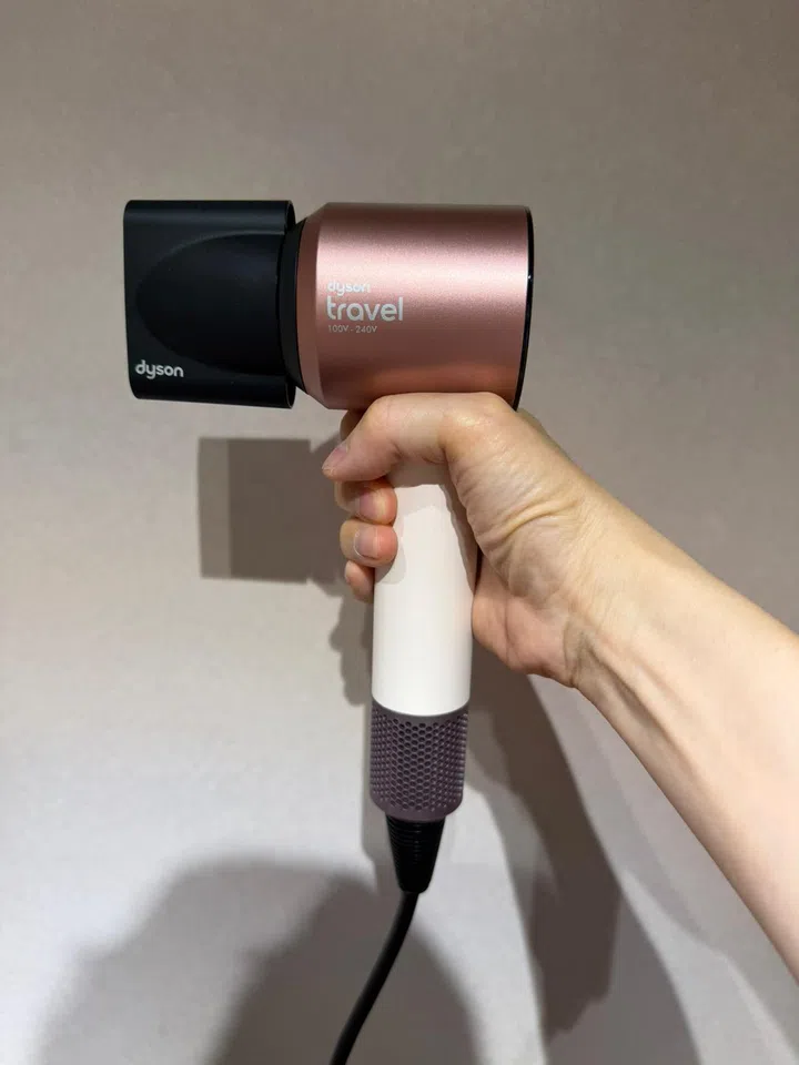 Dyson Supersonic Travel in hand