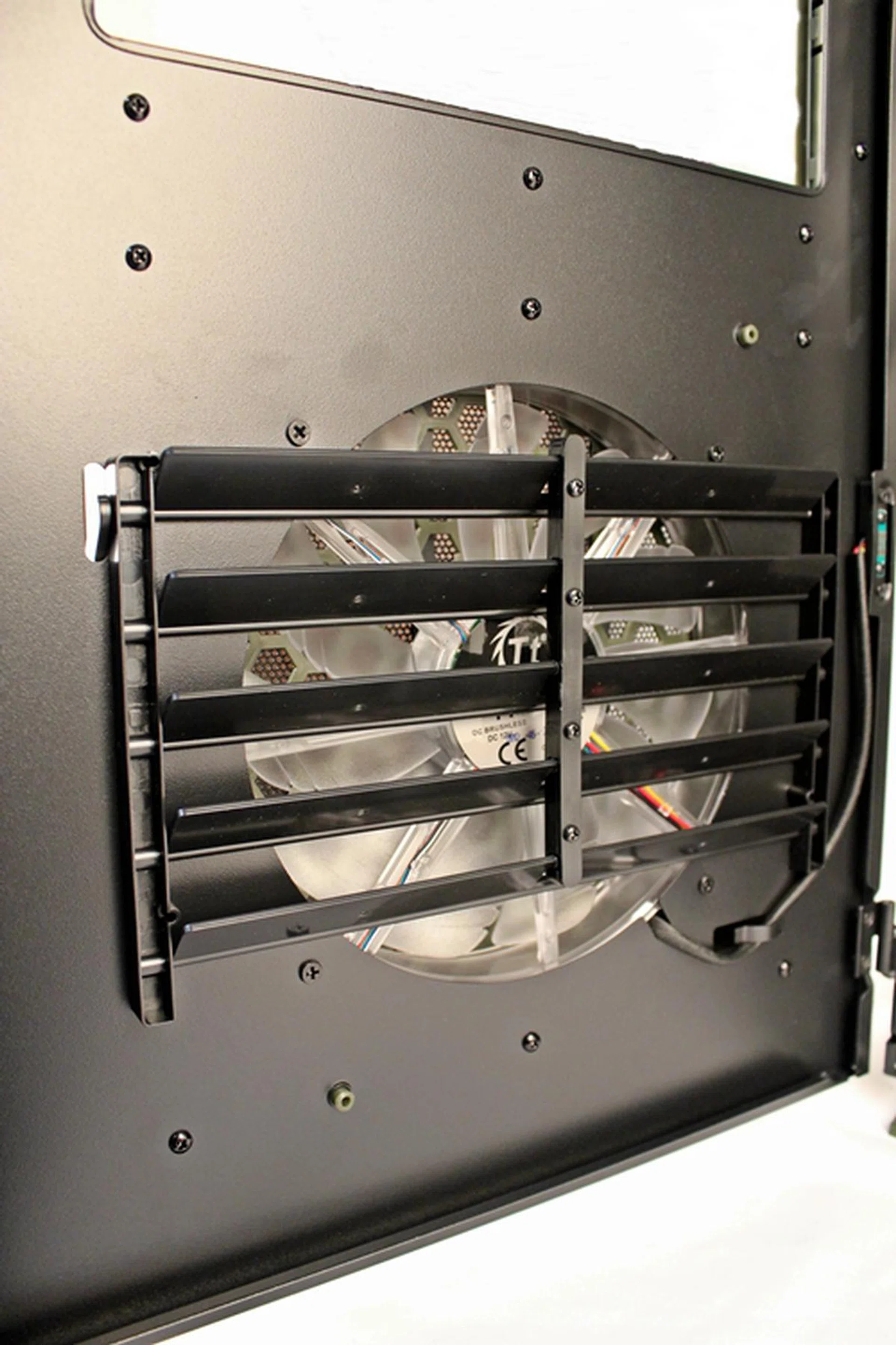 The side 230mm cooling fan with LEDs is housed in the side panel door. The louvers that are controlled by a lever direct the air flow into the interior of the chassis. Depending on your cooling priorities, you can get it to cool more of your CPU or more of your GPU(s).