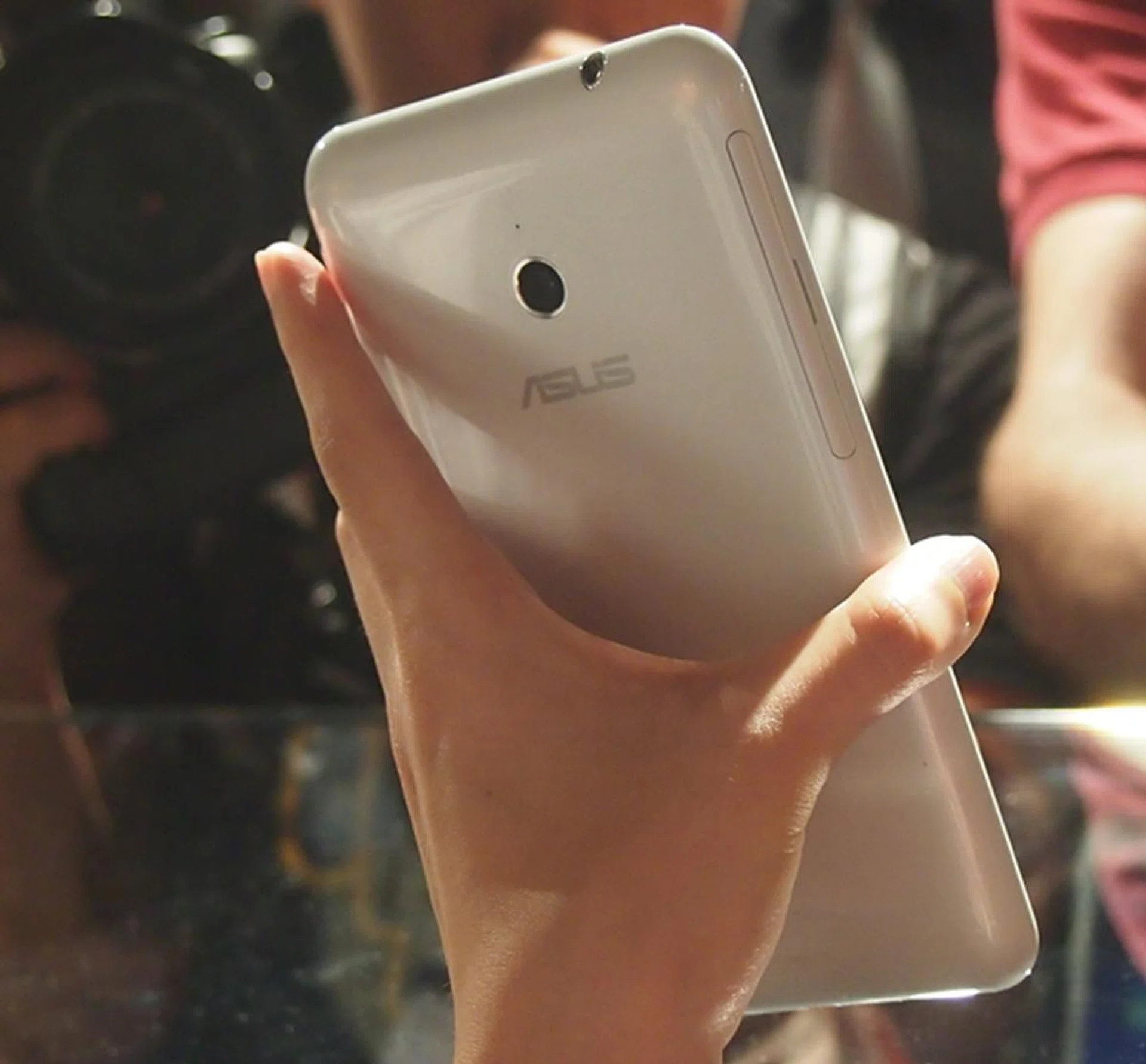 The ASUS Fonepad Note FHD 6 is made up of plastic to keep the form factor as light as possible.