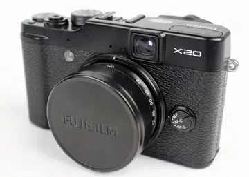 The X20 comes with a lens cap, which you need to remove in order to power on the camera. Unfortunately, this makes it easy to misplace the lens cap.