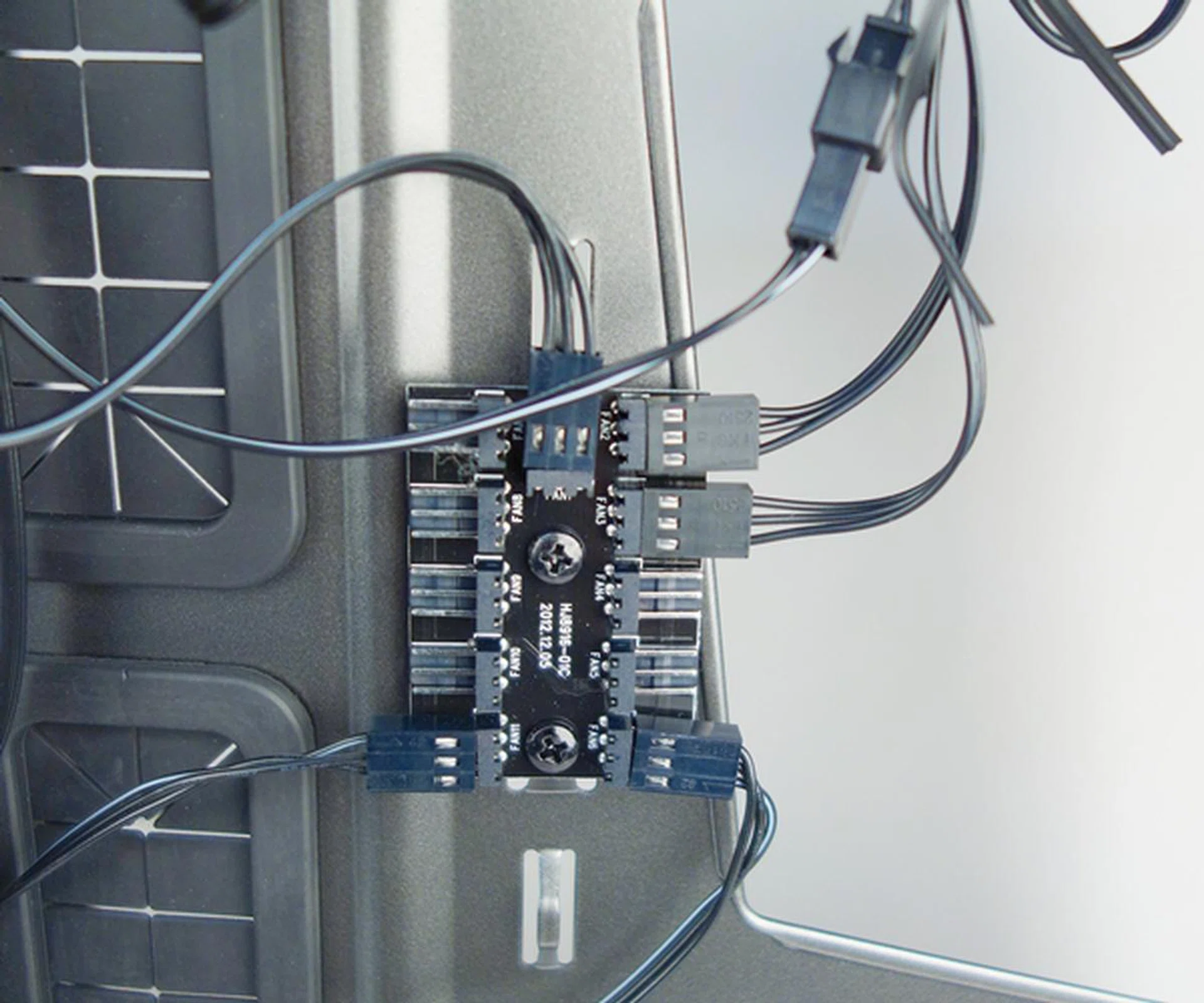 The fan connector circuit board that serves to link the cooling fans to the fan speed control switch.
