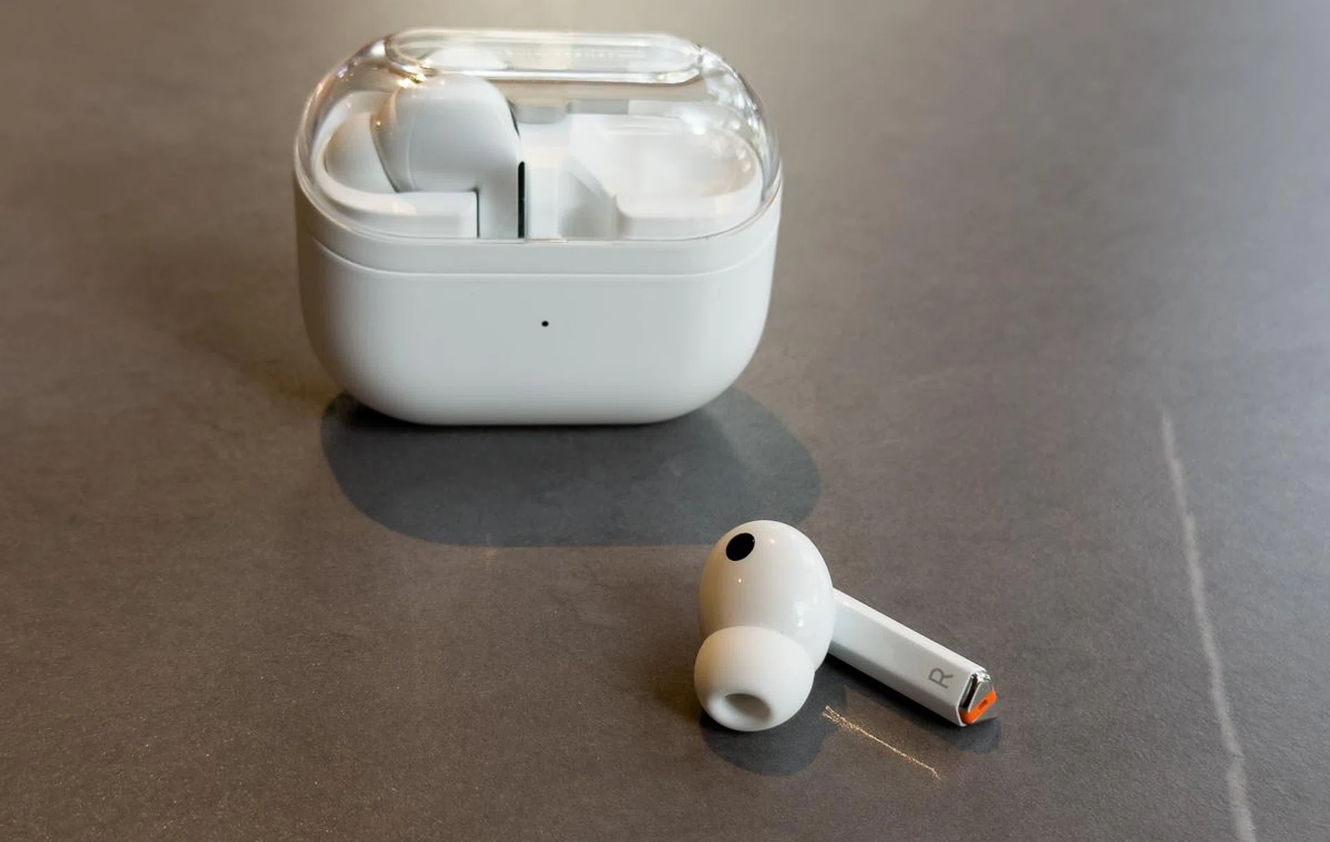 Transparent lid and flat bottom for the case.