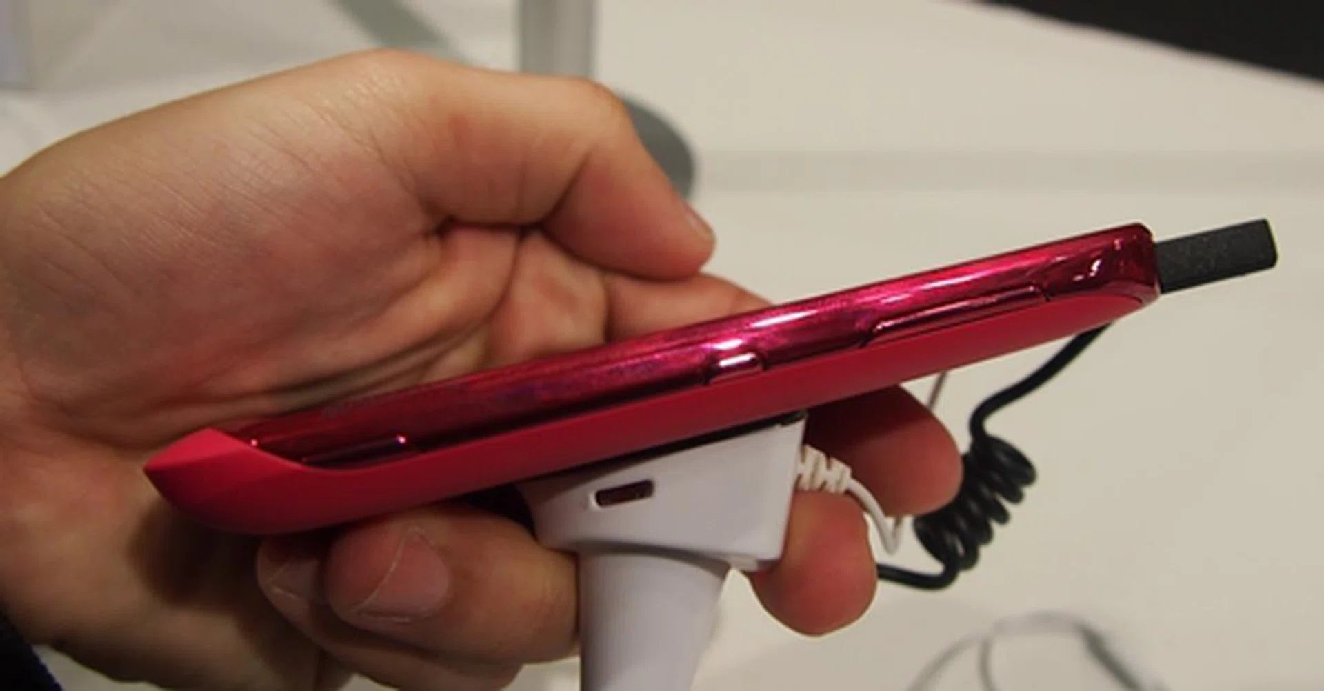 Although the Nokia Lumia 610 has a slimmer side profile (12mm) compared to the Lumia 710 (12.5mm), it weighs slightly heavier at 131.5g. 