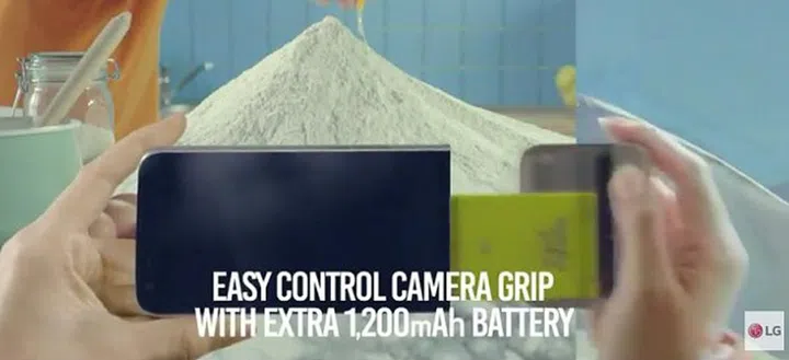 Comes with an extra 1.2000mAh of battery juice for a total of 4,000mAh of shooting fun.