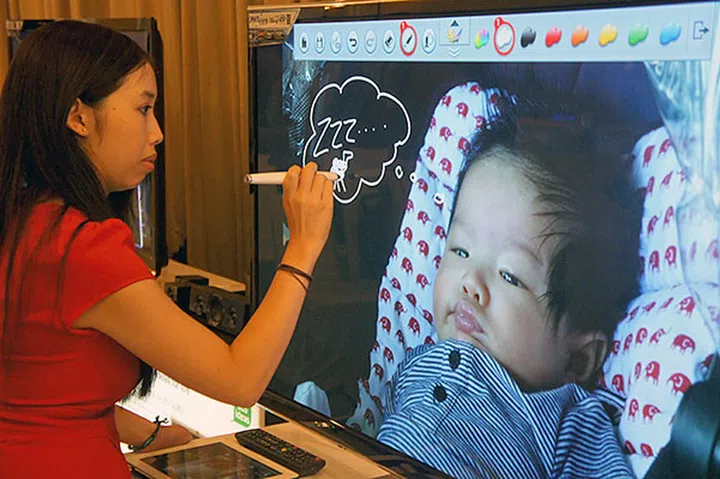 The VT60 and ST60 series is compatible with an electronic touch pen (pairs via Bluetooth) that lets users (maximum two at a time) to draw on their photos on the TV screen. The finished work can then be transferred back to the user's smart device.