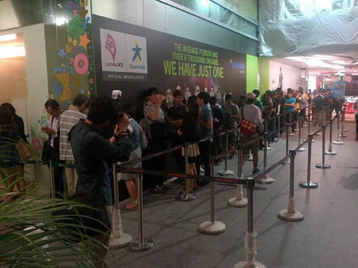 Within an hour, a huge crowd began to form outside the StarHub Shop at Plaza Singapura.