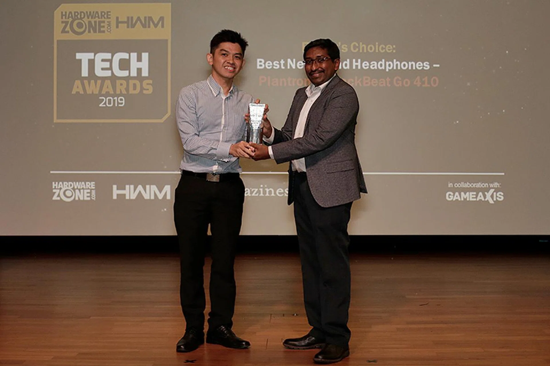 The Plantronics BackBeat Go 410 is the winner of our Editor's Choice for Best Neckband Headphones. Accepting the trophy here is Mr. Richard Tan, Consumer Business Manager, Southeast Asia, Plantronics.