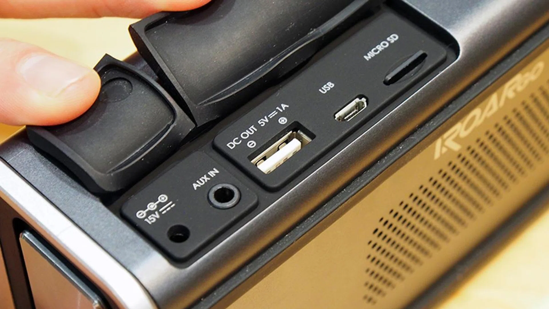 The rubberized crown packs all the important ports for the iRoar Go.
