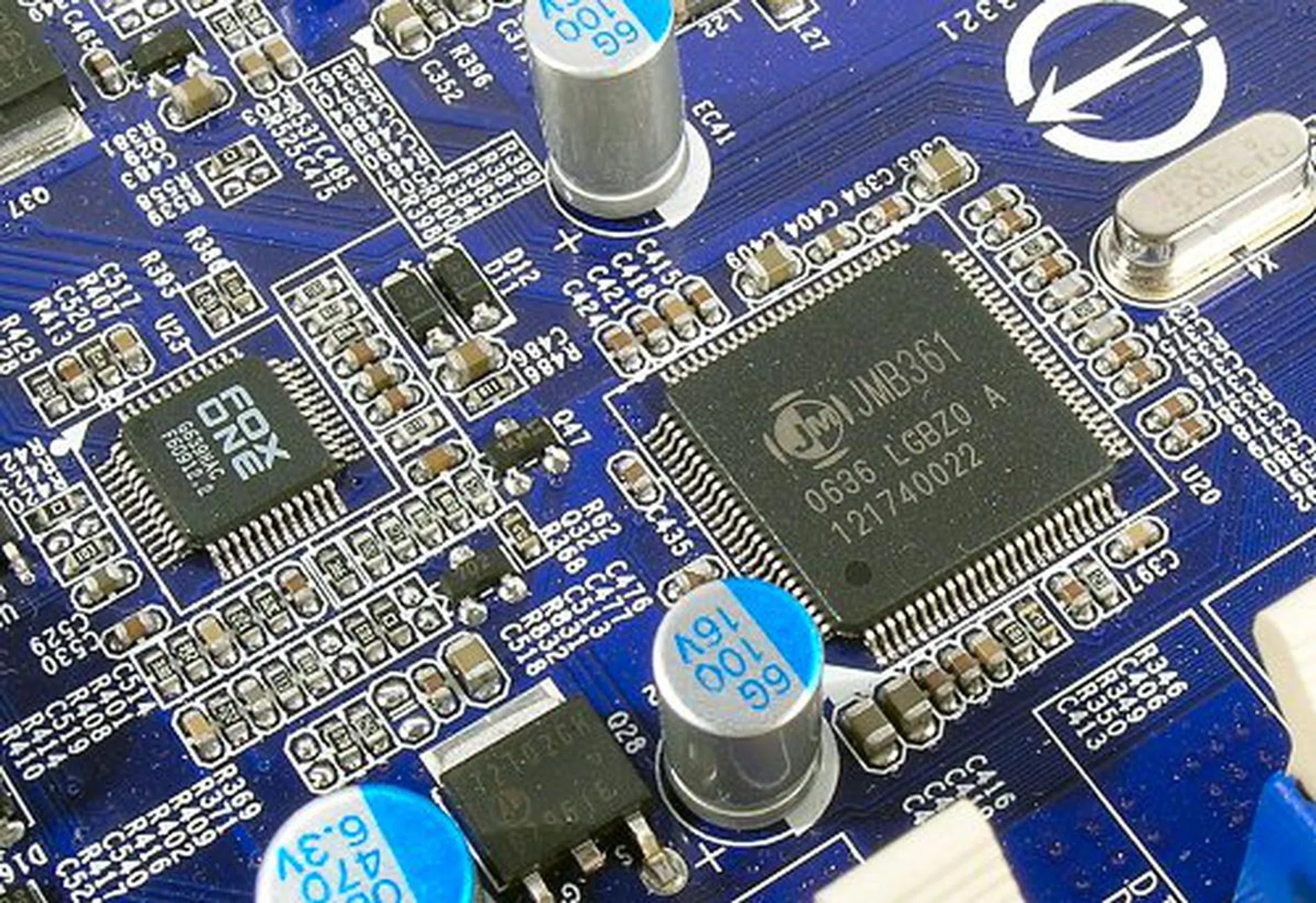 In order to provide the P35A with a legacy IDE port, Foxconn makes use of a JMicron JMB361 controller that provides one IDE and one SATA 3.0Gbps channel for use. The IDE port can be located internally, while the SATA port is routed to be used as eSATA.