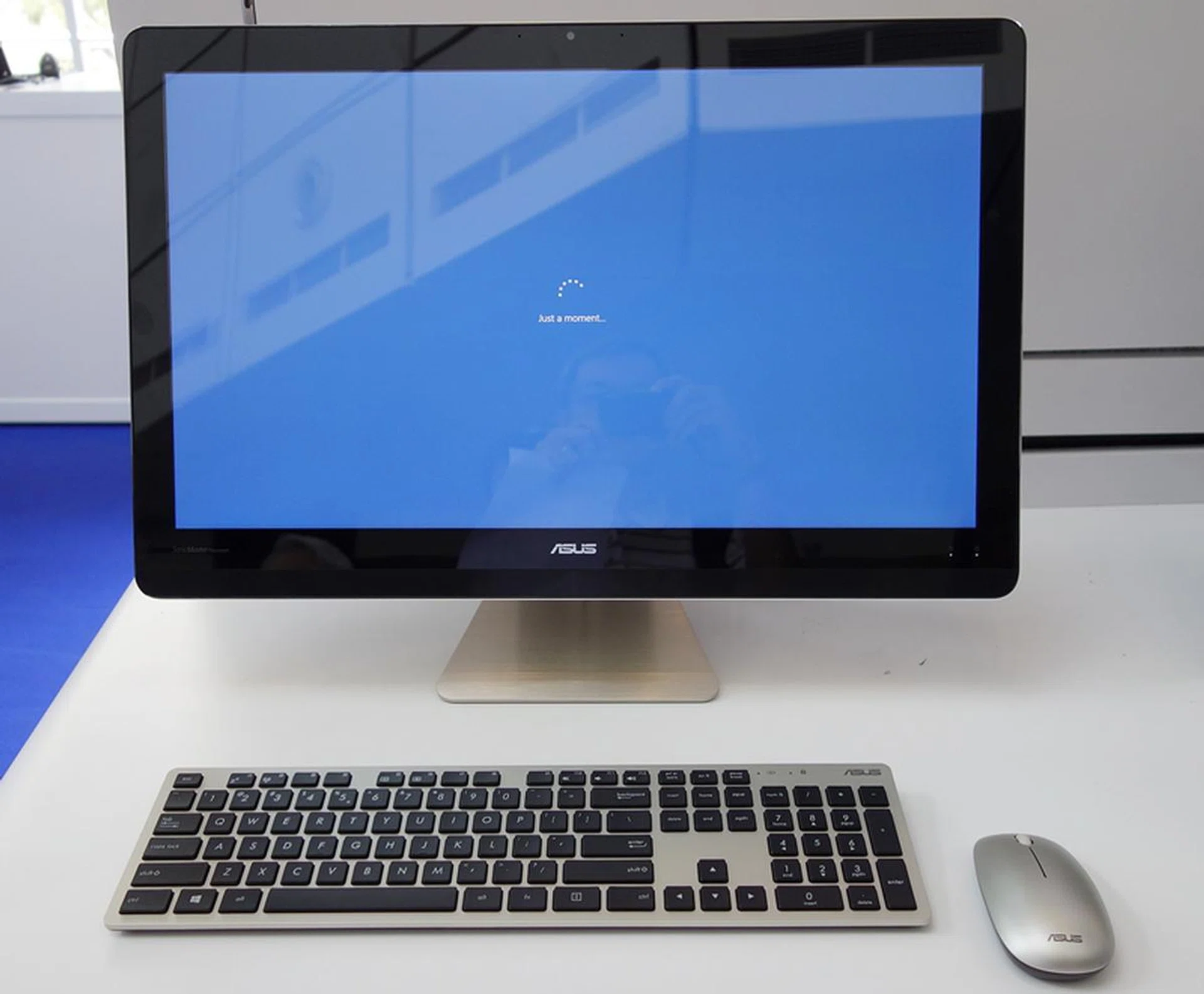 Launched in January this year, the ASUS Zen AiO Pro Z240ICGT-GJ120X is currently the only A-I-O desktop PC to feature a 23-inch, 4K display, with a resolution of 3840 x 2160 pixels. It features a 6th generation Intel Core i7-6700T processor (2.8GHz, 8MB cache), an NVIDIA GeForce GTX 960M graphics card, and a whooping 32GB of DDR4 RAM. Therefore, ASUS is positioning the PC as a multi-tasking and home entertainment system. With its touch-enabled display, and its built-in Intel RealSense 3D camera, ASUS has added new ways for users to interact with this AIO PC. Priced at $3,198, did we mention that it comes in gold too?