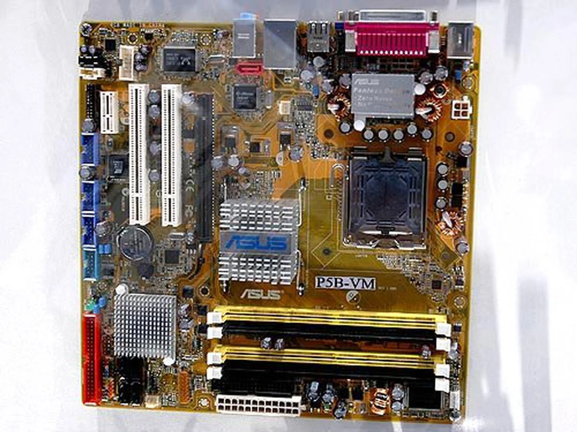 The P5B-VM is a micro-ATX board based on the Intel G965 paired with the ICH8. It features four SATA 3G ports, Gigabit Ethernet LAN and eight channel high definition audio.