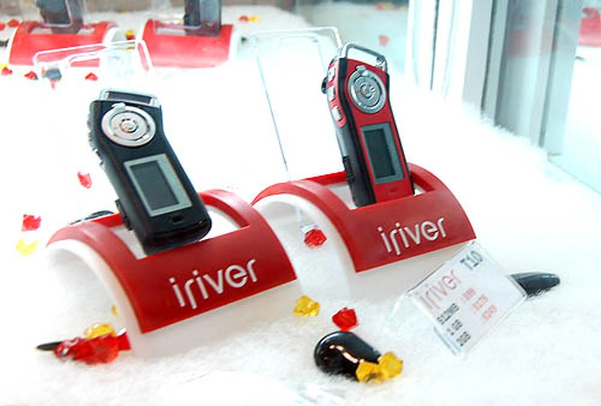  The sporty looking T10 that supports MP3, WMA, ASF and OGG Q10, FM Radio and voice recording can playback for 53hrs on AA batteries. The 512MB, 1GB and 2GB version is going for S$99, S$179 and S$249 respectively.  