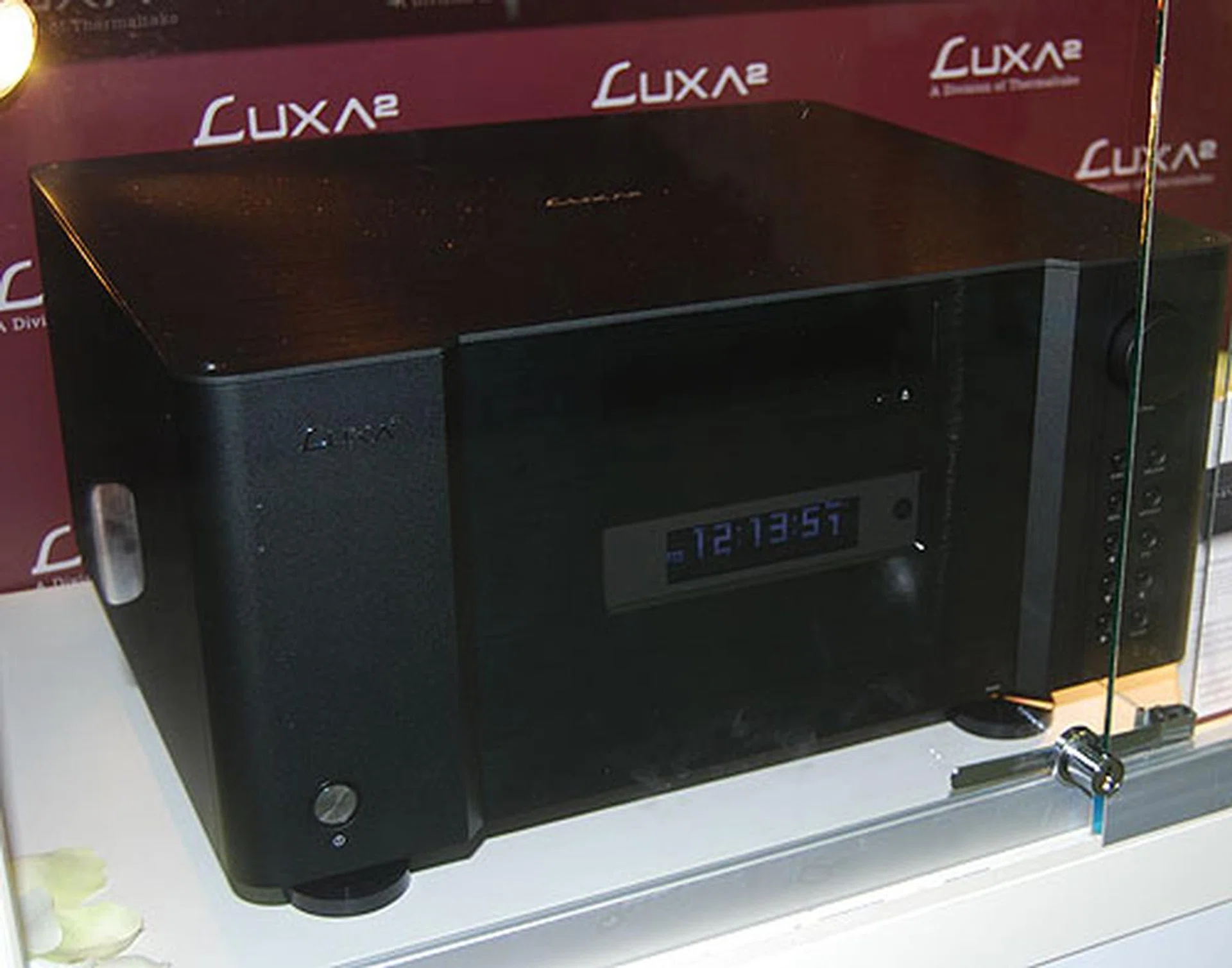 The LM300 OLED is a HTPC enclosure with class and style. Besides the eye-catching OLED display, this chassis is silent due to its solid aluminum design and a 1300rpm rear cooling fan.