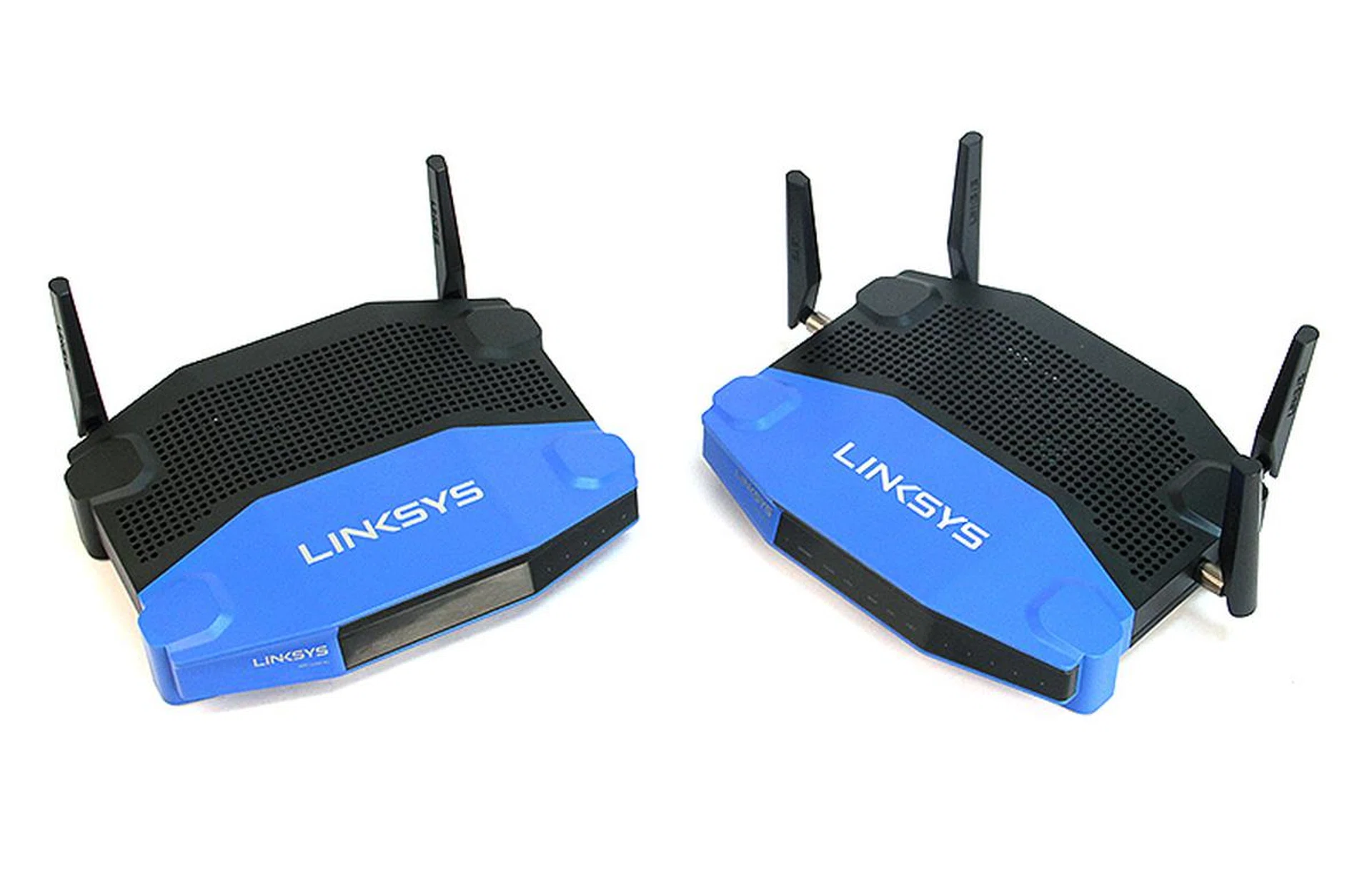 Apart from the number of antennas, the two routers are practically identical in terms of design.