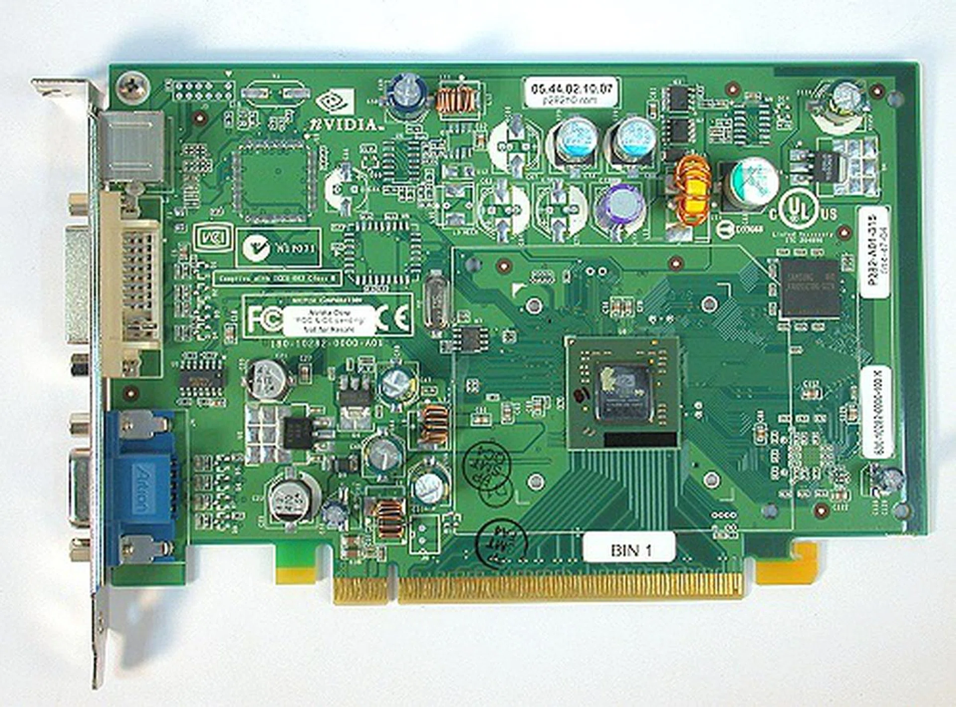 Removing the heatsink, the GeForce 6200 GPU is unveiled.