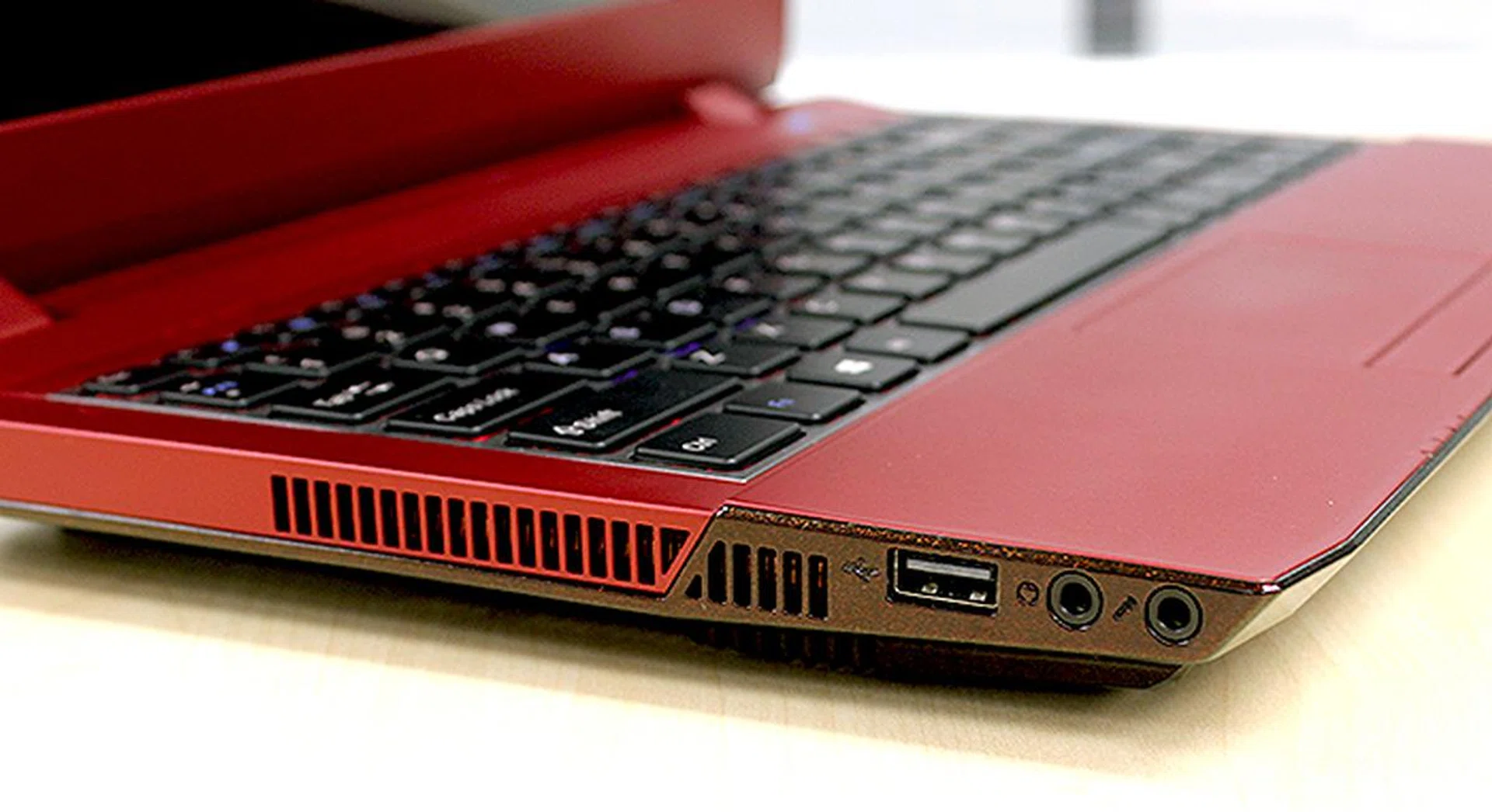 On the left are cooling vents as well as a USB 2.0 port and the headphones and microphone jacks.