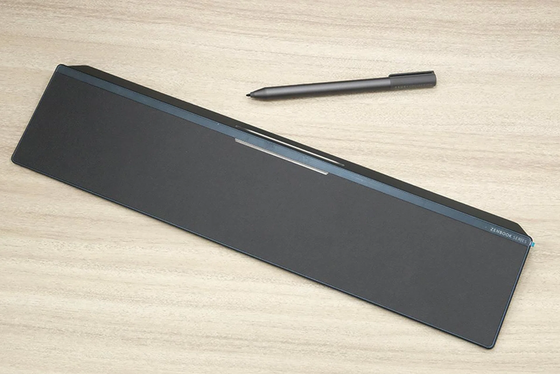 Bundled accessories include the ASUS Pen and a palm rest.
