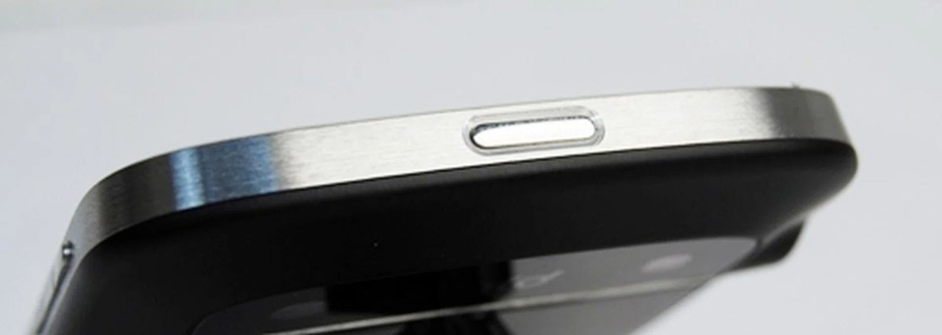 The screen lock button is found at the top. If you are observant, you will notice that there is no screen lock icon on the button. New BlackBerry users initially may not know what function the button serves.