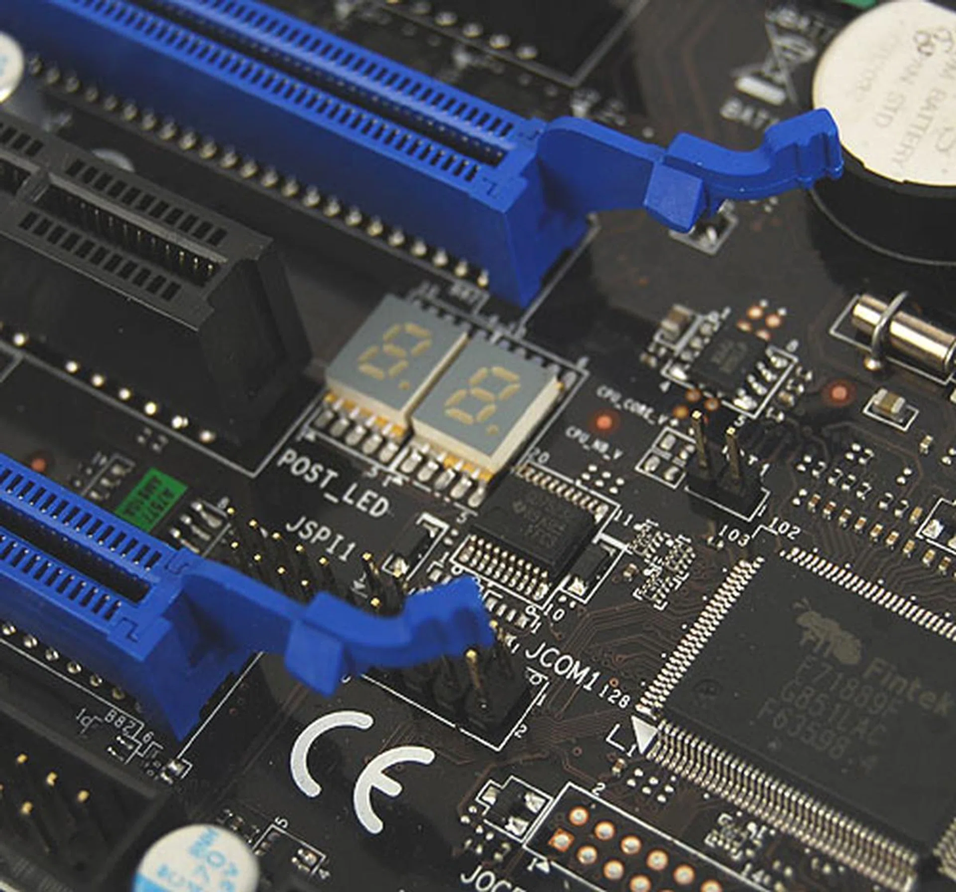 Besides this status LED indicators here that gives useful boot up information, there are other LED dotted throughout this board to show memory and CPU phase changes.